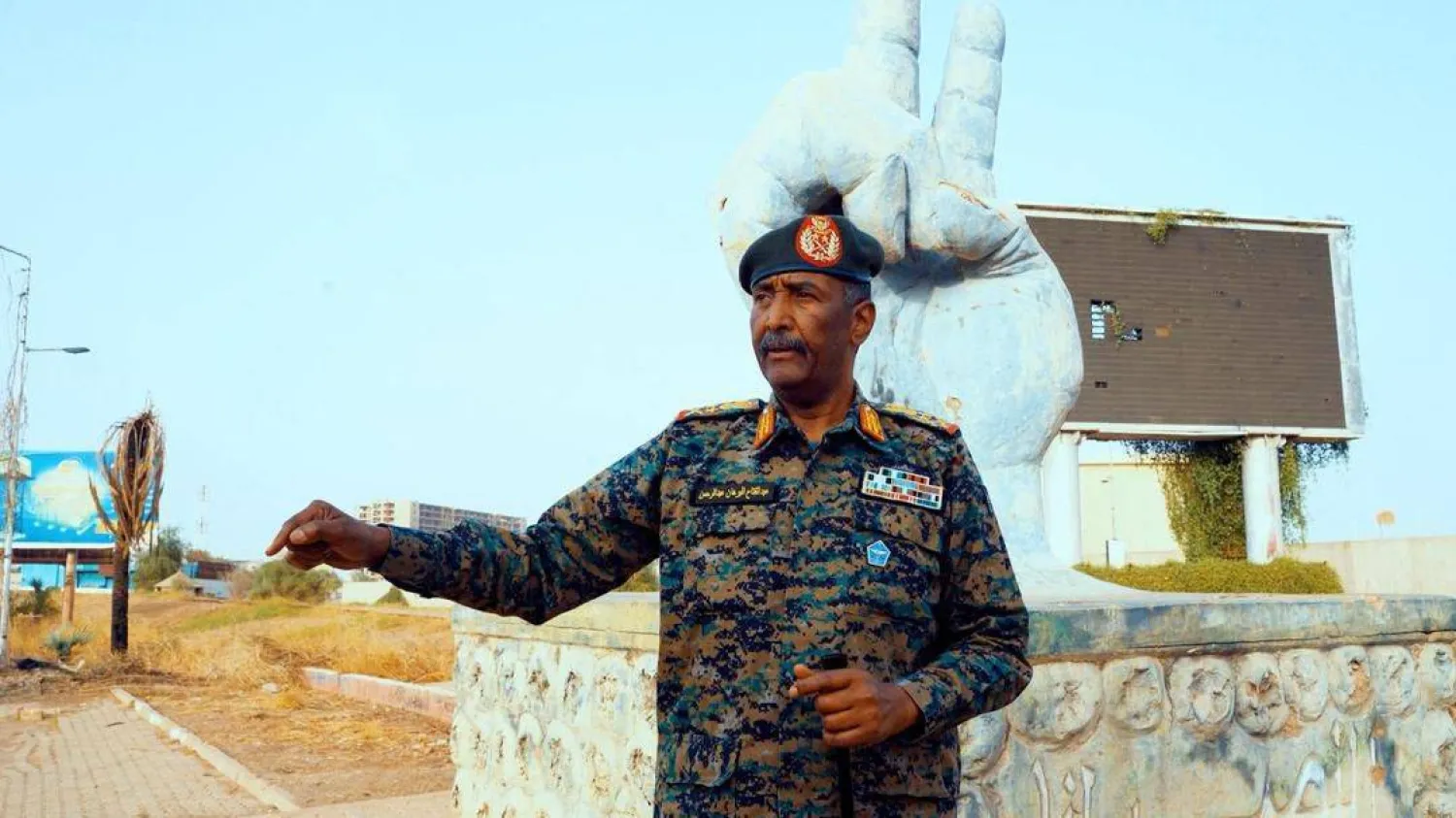 البرهان في ميدان الاعتصام أمام القيادة العامة للجيش يوم الاثنين (مجلس السيادة)