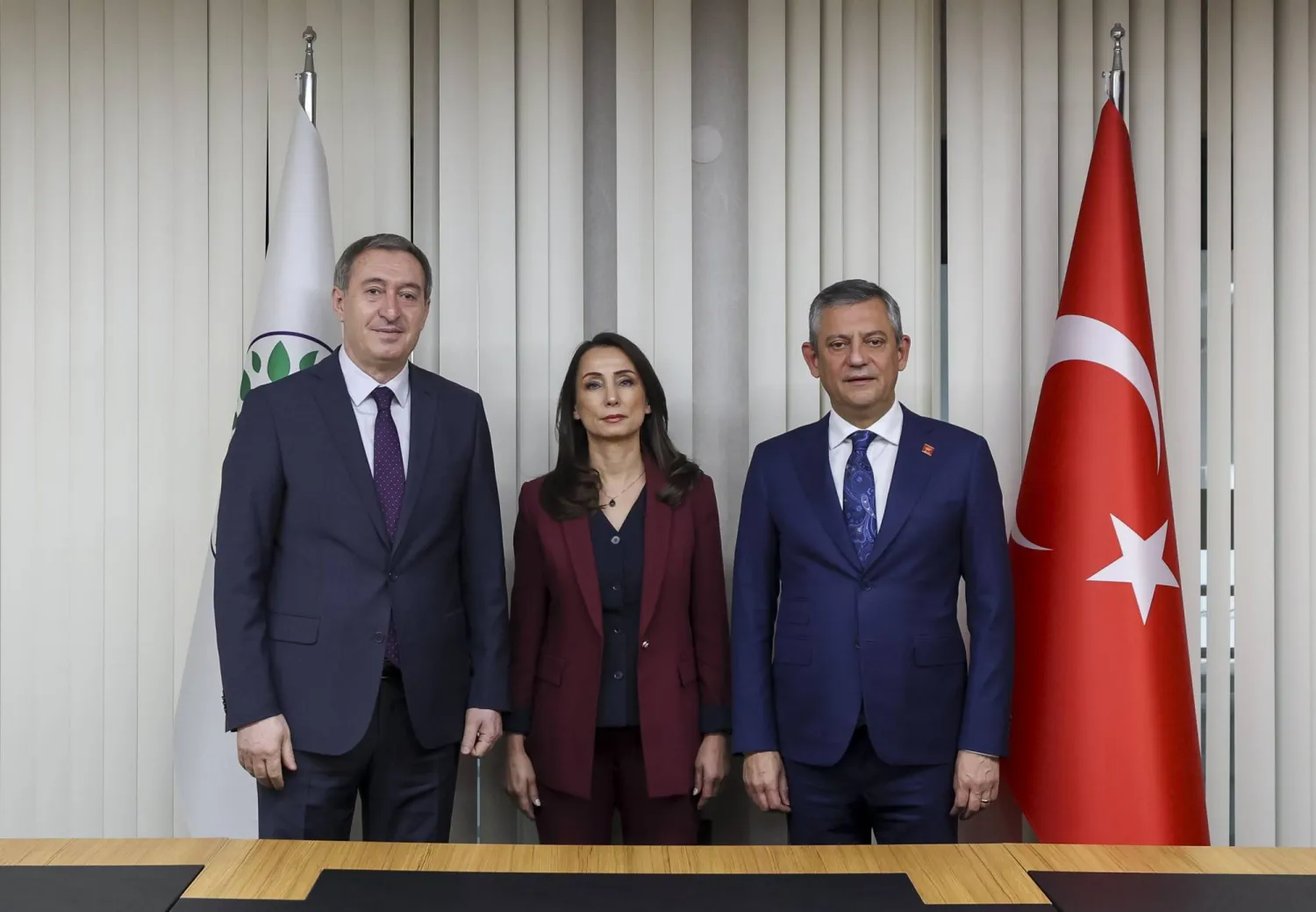 زعيم المعارضة التركية رئيس حزب «الشعب الجمهوري» أوزغور أوزيل خلال لقائه الاثنين الرئيسين المشاركين لحزب «الديمقراطية والمساواة للشعوب» تولاي حاتم أوغولاري وتونجر بكيرها لبحث خطة الانتخابات الفرعية بالبرلمان التركي (حساب «الشعب الجمهوري» في إكس)