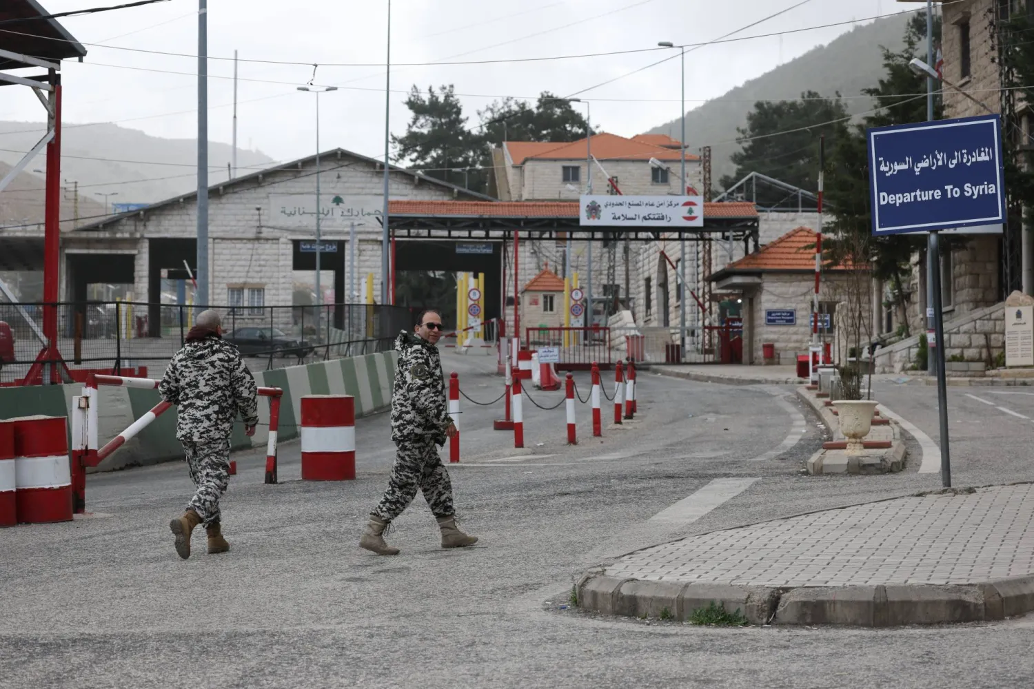عناصر من الأمن العام اللبناني عند معبر «المصنع» الحدودي مع سوريا في سهل البقاع شرق لبنان يوم الأحد 5 أبريل 2026 (إ.ب.أ)