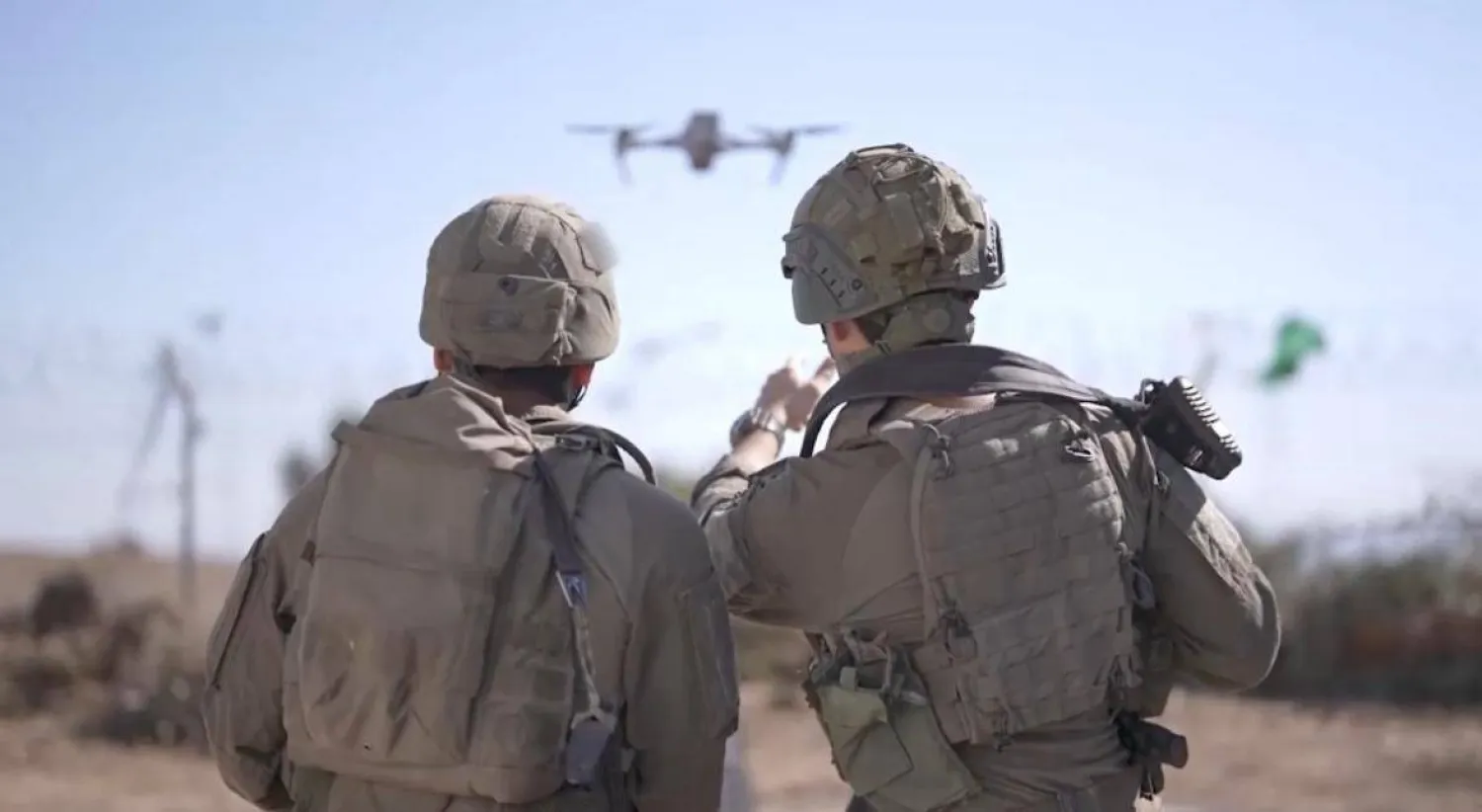 جنديان إسرائيليان يشغلان طائرة مسيرة (الجيش الإسرائيلي)