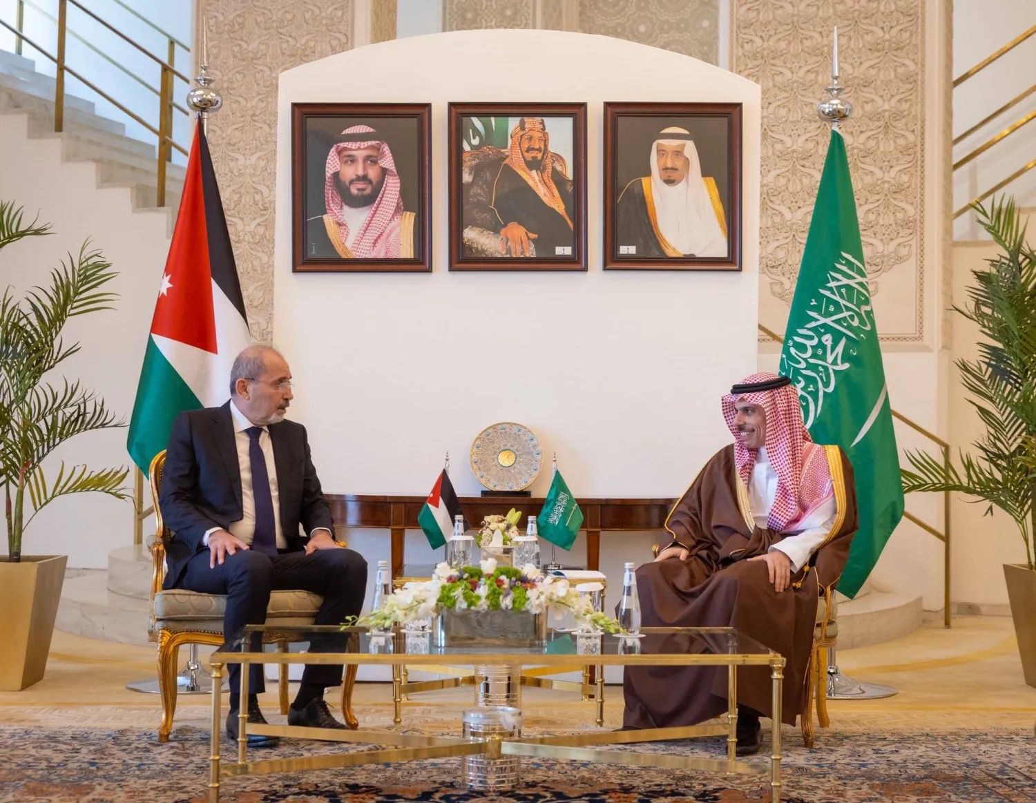 الأمير فيصل بن فرحان خلال لقائه الوزير أيمن الصفدي في الرياض الاثنين (واس)