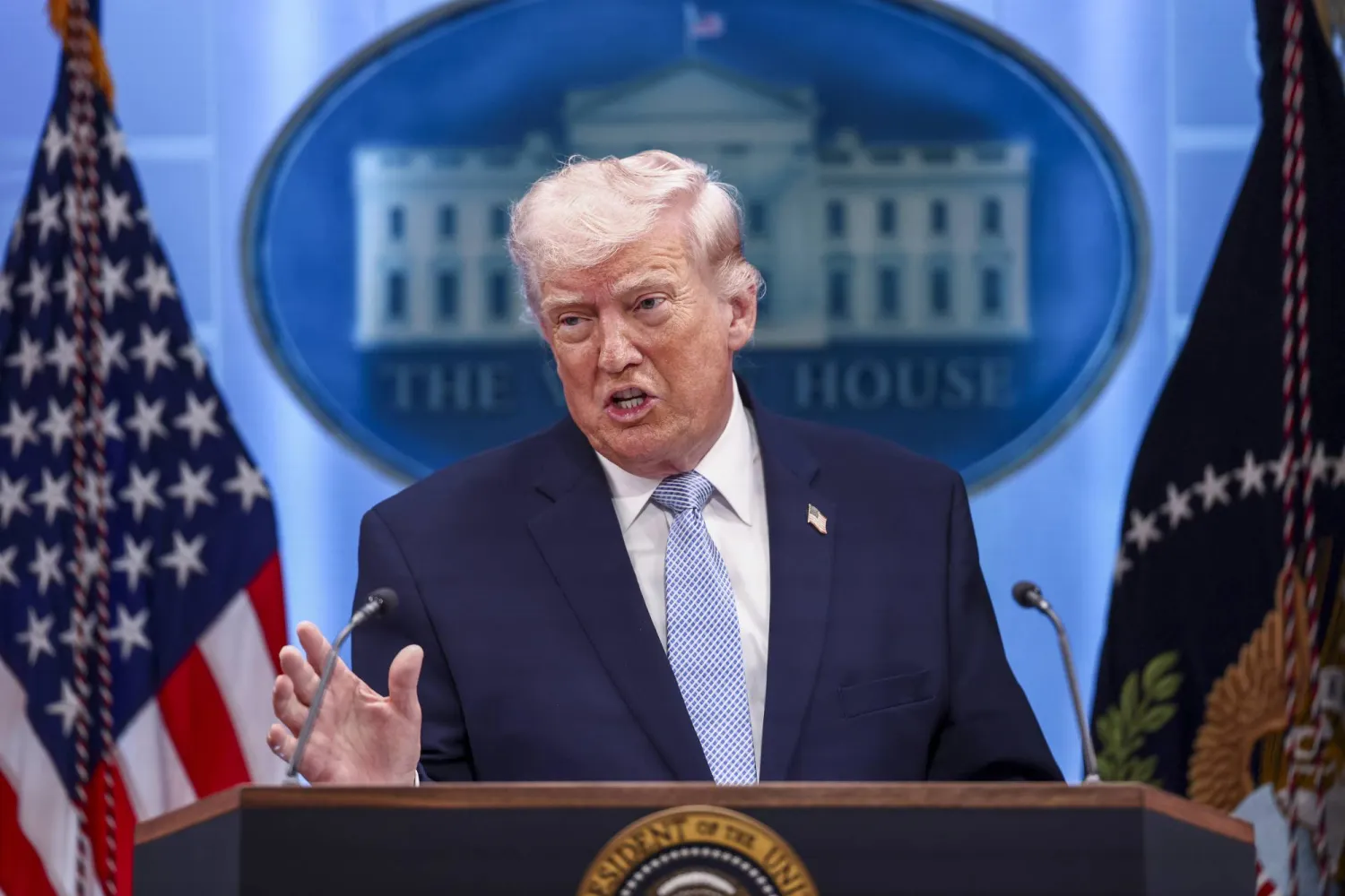 الرئيس الأميركي دونالد ترمب يتحدث مع الصحافيين في البيت الأبيض بالعاصمة واشنطن، 6 أبريل 2026 (إ.ب.أ)