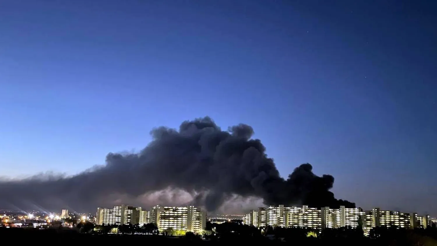 دخان يتصاعد من مطار مهرآباد غرب طهران (شبكات التواصل)