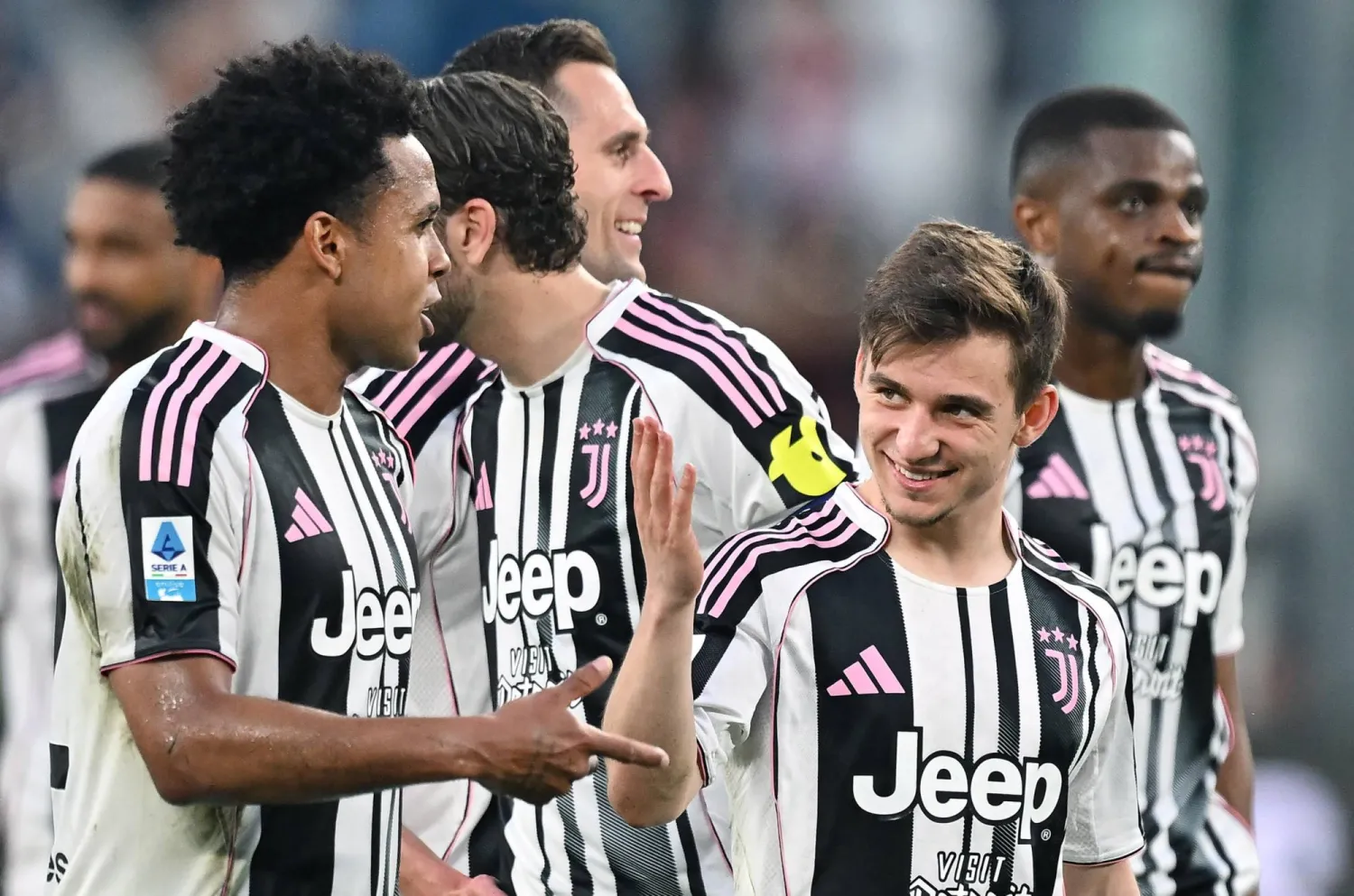 فرحة لاعبي يوفنتوس بالفوز على جنوا (إ.ب.أ)