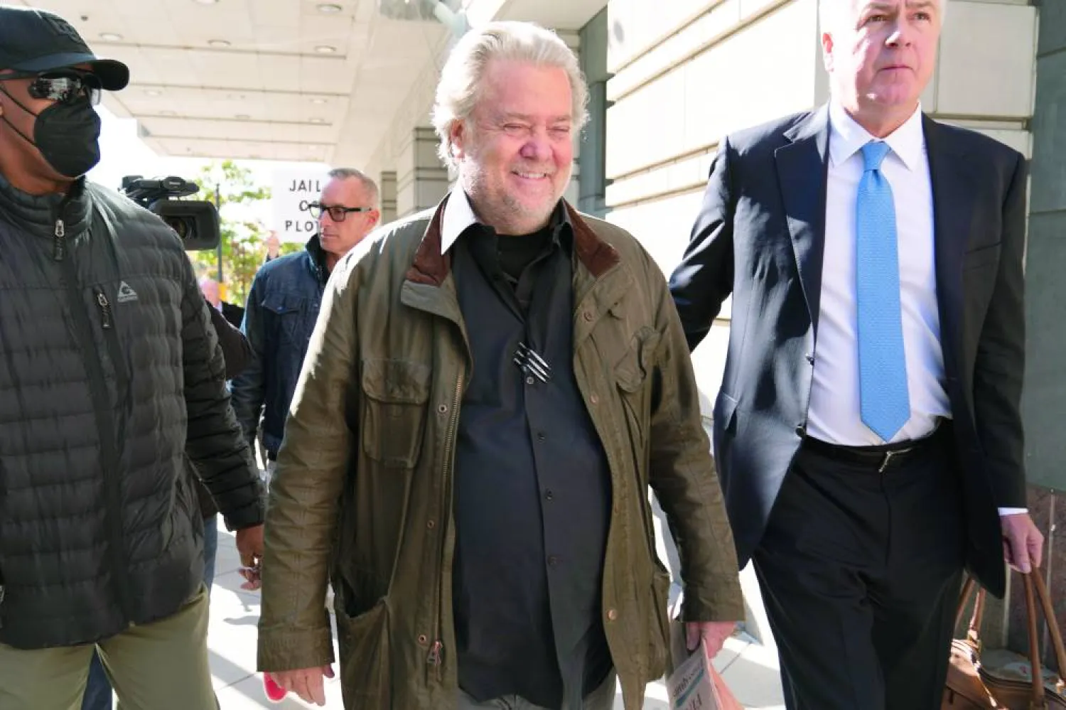 بانون يغادر المحكمة بعد النطق بالحكم في واشنطن (أ.ب)