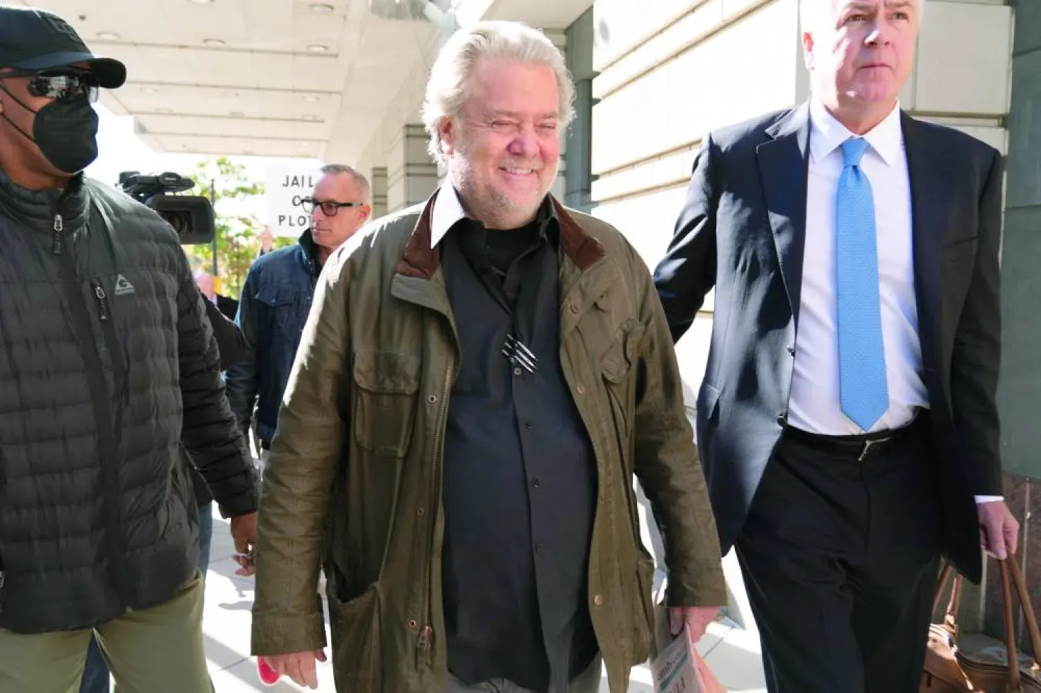 Bannon, Washington'da kararın açıklanmasının ardından mahkeme salonundan ayrılıyor (AP)