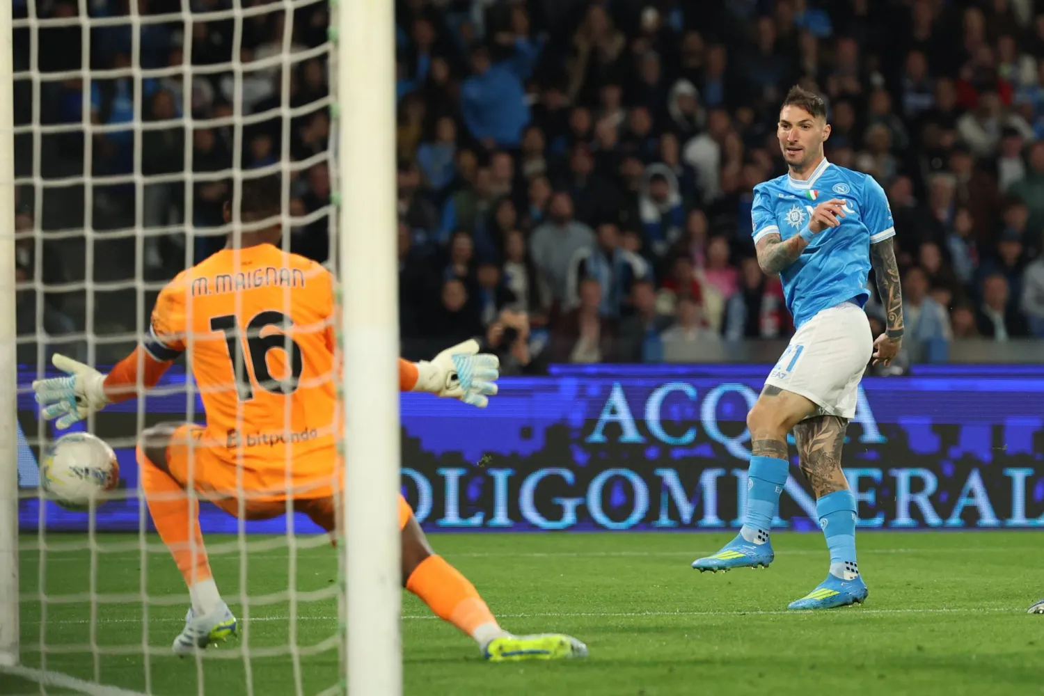 ماتيو بوليتانو لحظة تسجيله هدف الفوز لنابولي في مرمى ميلان (أ.ب)