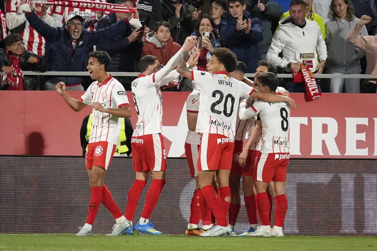 فرحة لاعبي جيرونا بالفوز على فياريال (إ.ب.أ)