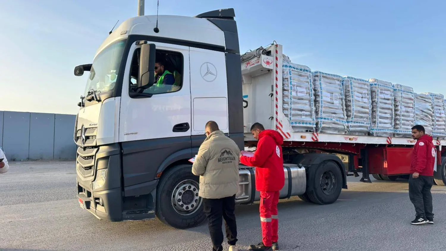 شاحنات الإغاثة خلال عبورها معبر رفح البري (الهلال الأحمر المصري)