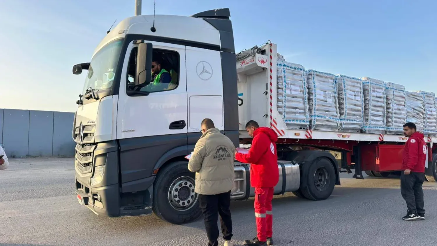 Refah Sınır Kapısı’ndan geçen yardım kamyonları (Mısır Kızılayı)
