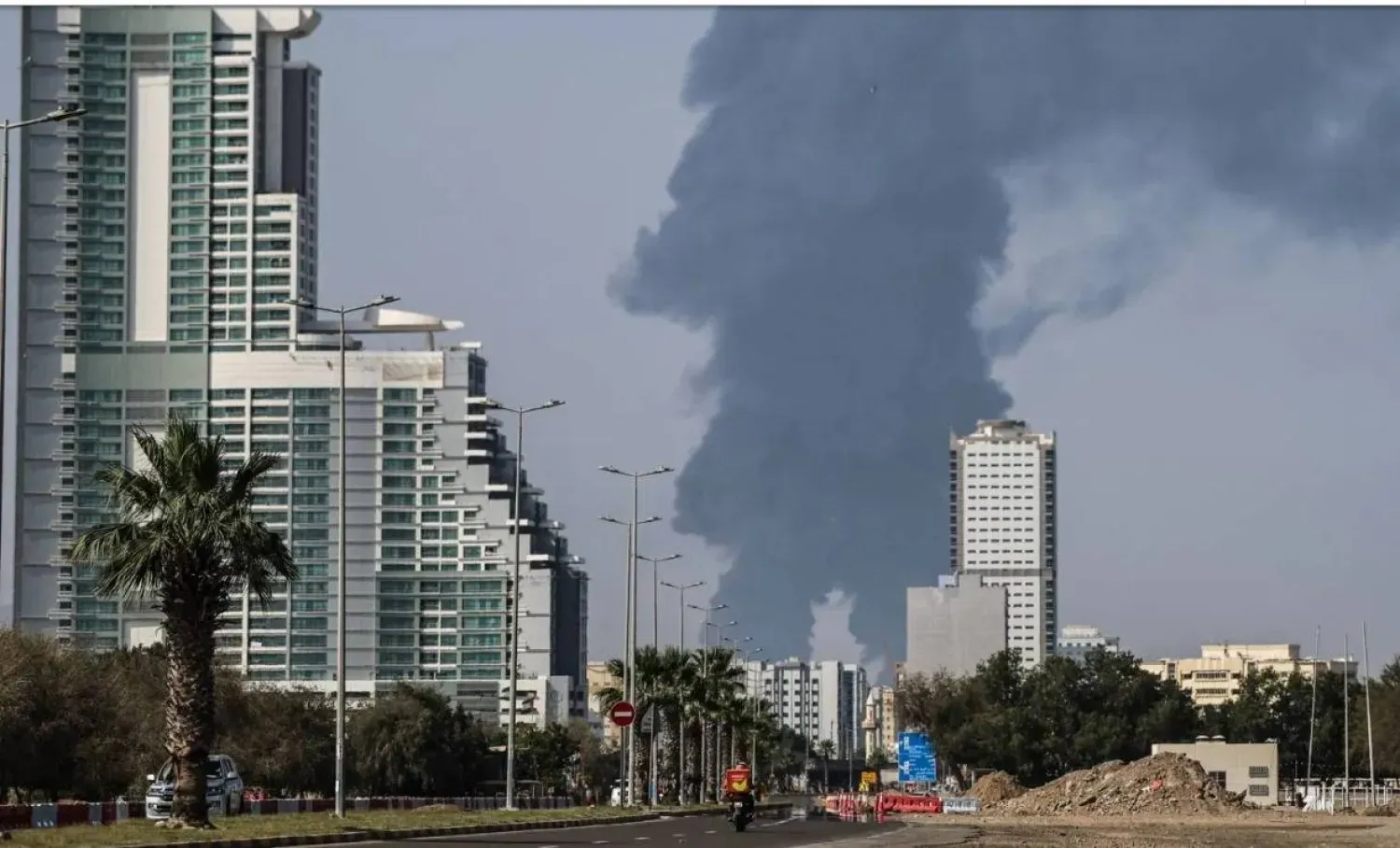Birleşik Arap Emirlikleri'nin Fuceyre emirliğinin üzerinde duman yükseliyor (AFP)