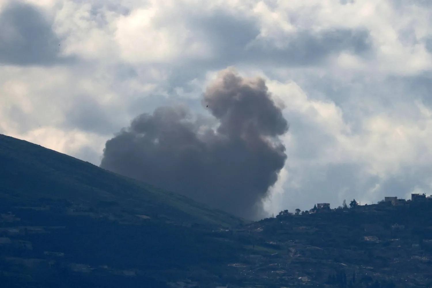 يتصاعد الدخان من قرية كفركلا بجنوب لبنان بعد غارات إسرائيلية (إ.ب.أ)