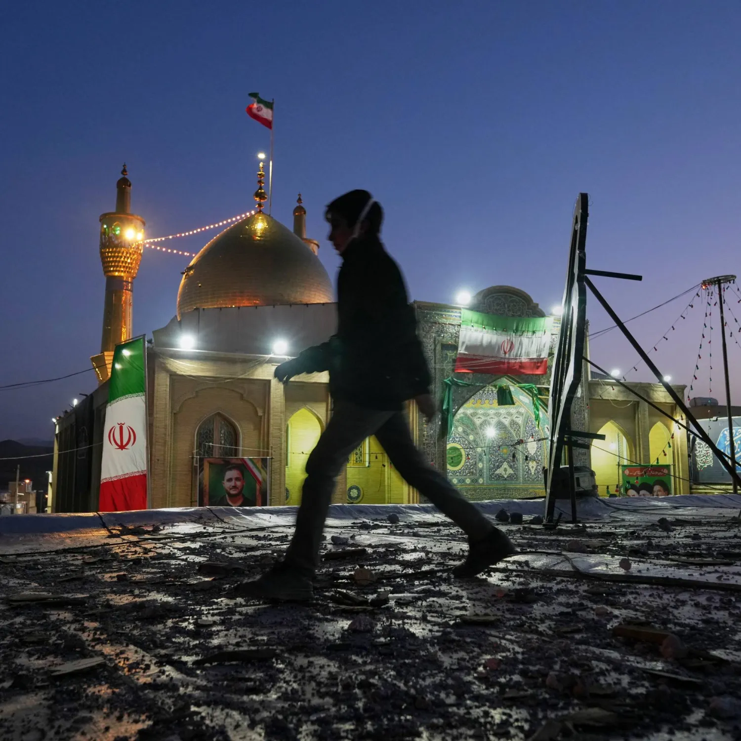 مجمع ديني تقول السلطات الإيرانية إنه تعرض لغارة جوية في زنجان - إيران (أ.ب)