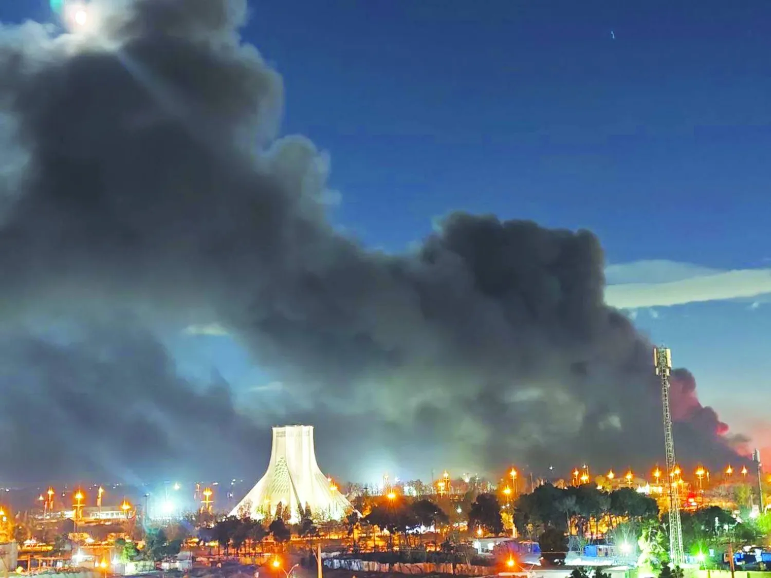 
دخان يتصاعد من مطار مهر آباد غرب طهران فجر أمس (شبكات التواصل)