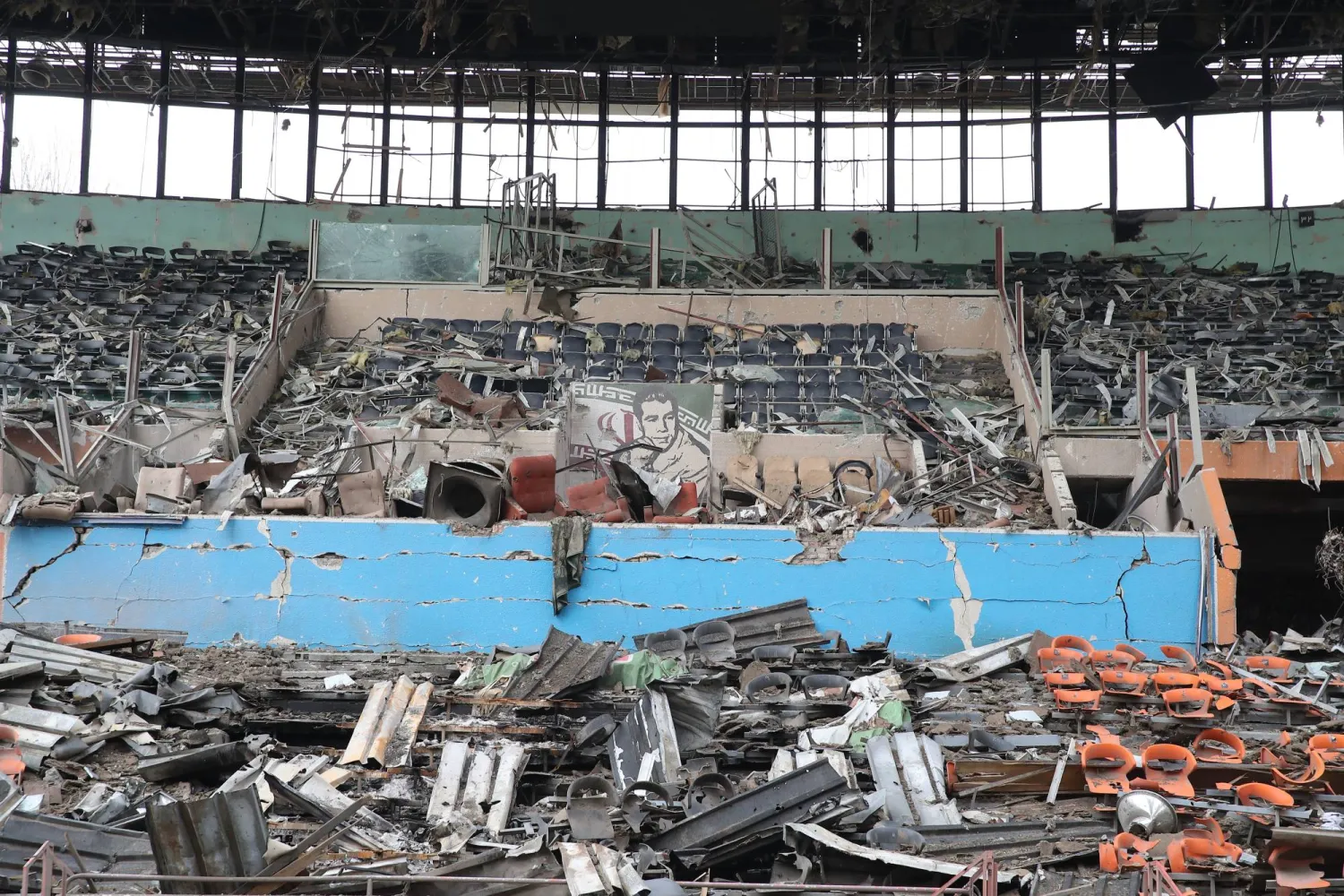 صفوف من المقاعد المدمرة بين أنقاض الصالة الرياضية المغلقة في مجمع آزادي الرياضي بطهران عقب موجة من الضربات الجوية الأميركية والإسرائيلية التي خلّفت المكان في حالة دمار (د.ب.أ)