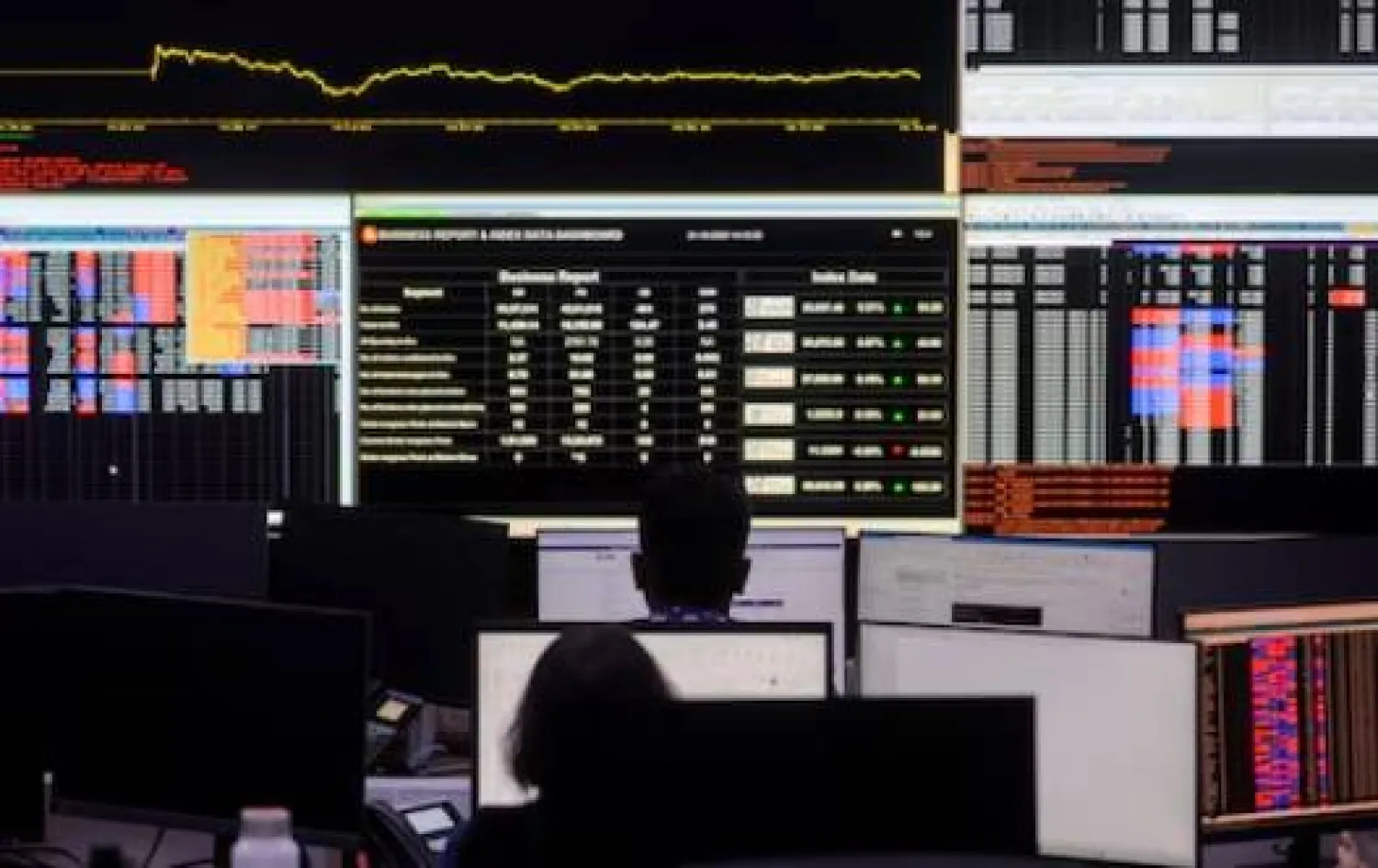 وسطاء الأسهم يتابعون شاشات التداول في بورصة مومباي (رويترز)