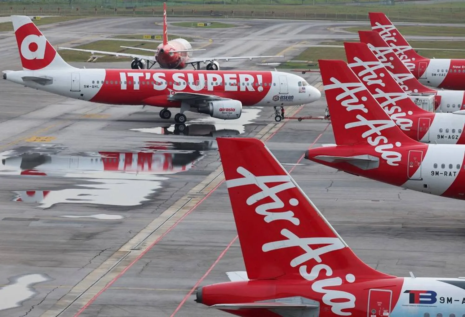 AirAsia planes stand on the tarmac at Kuala Lumpur International Airport Terminal 2 (KLIA2) in Sepang, Malaysia, January 21, 2026. (Reuters) 