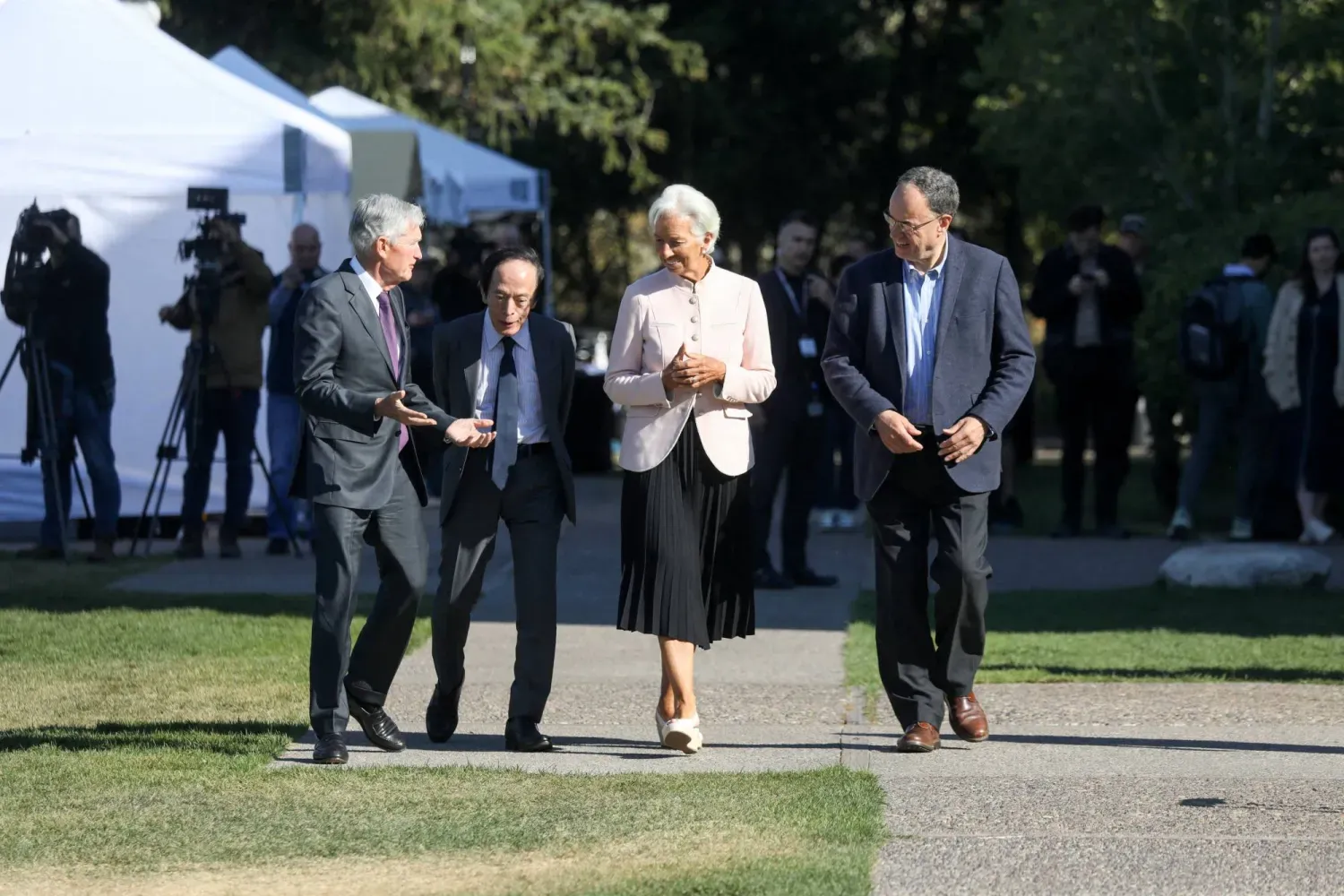 (Sağdan sola) İngiltere Merkez Bankası Başkanı Andrew Bailey, Avrupa Merkez Bankası Başkanı Christine Lagarde, Japonya Merkez Bankası Başkanı Kazuo Ueda ve ABD Merkez Bankası Başkanı Jerome Powell, Jackson Hole Ekonomi Politikası Sempozyumu’nda (Arşiv – Reuters)