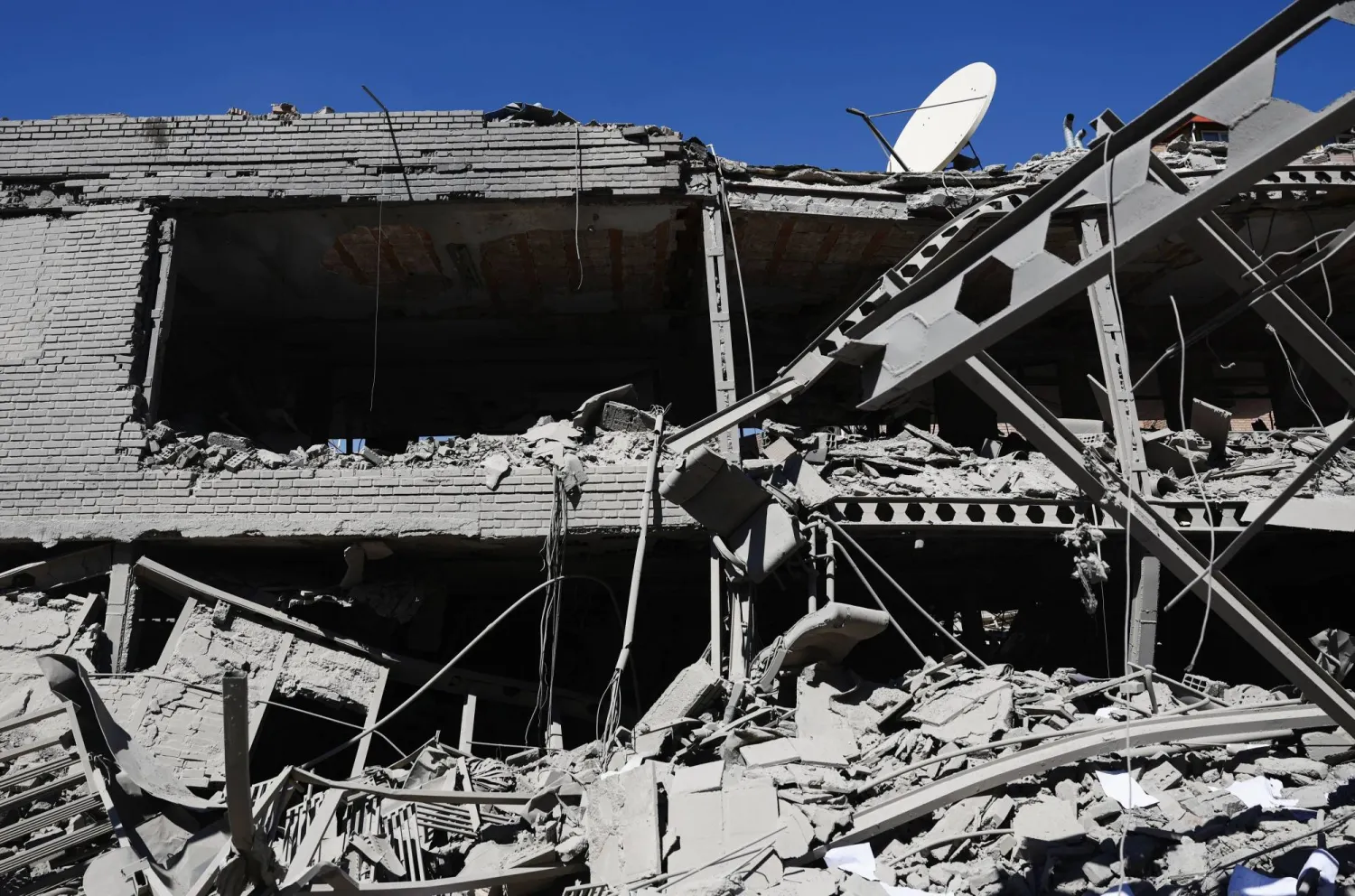 أنقاض مبنى في جامعة شريف للتكنولوجيا تضرر جراء غارة جوية في طهران (رويترز)