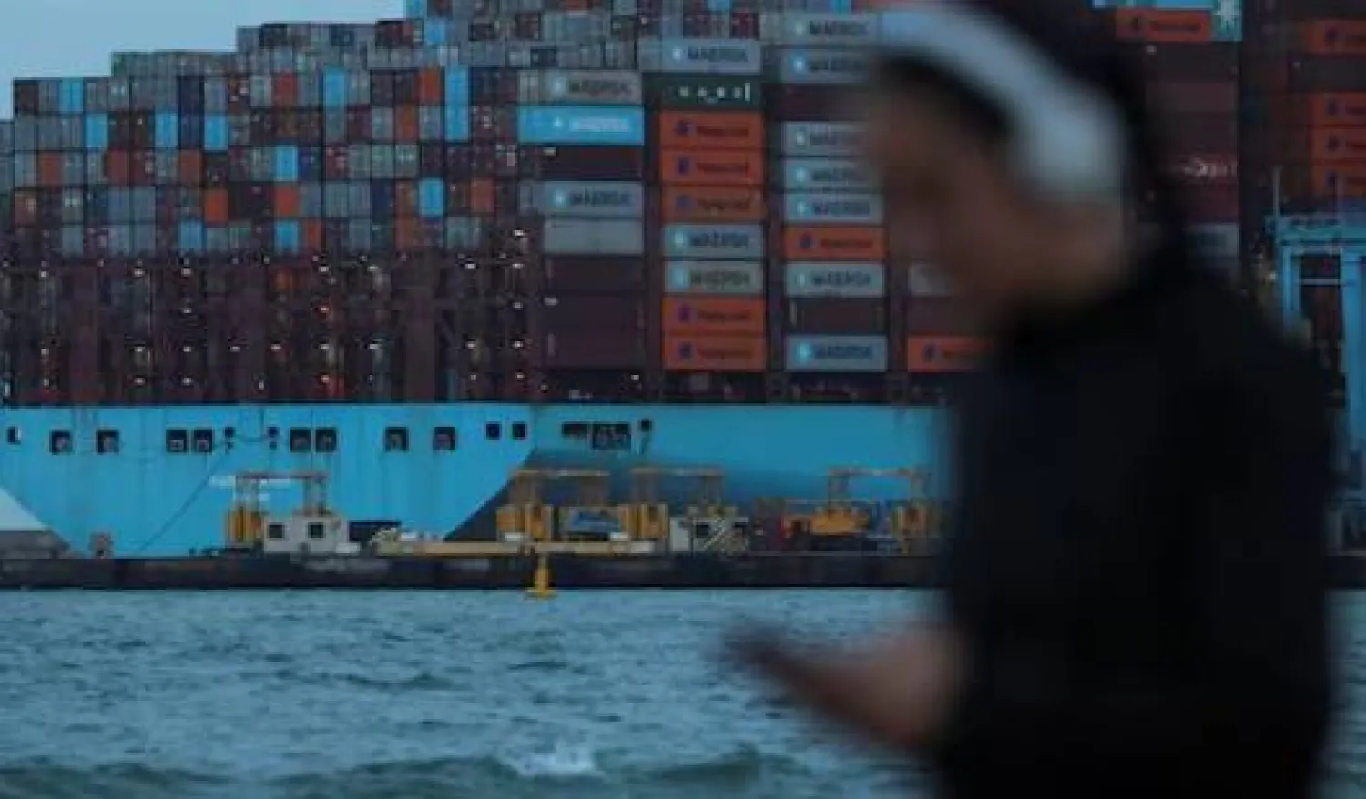 حاويات مكدسة في ميناء الجزيرة الخضراء بمحافظة قادس جنوب إسبانيا (رويترز)