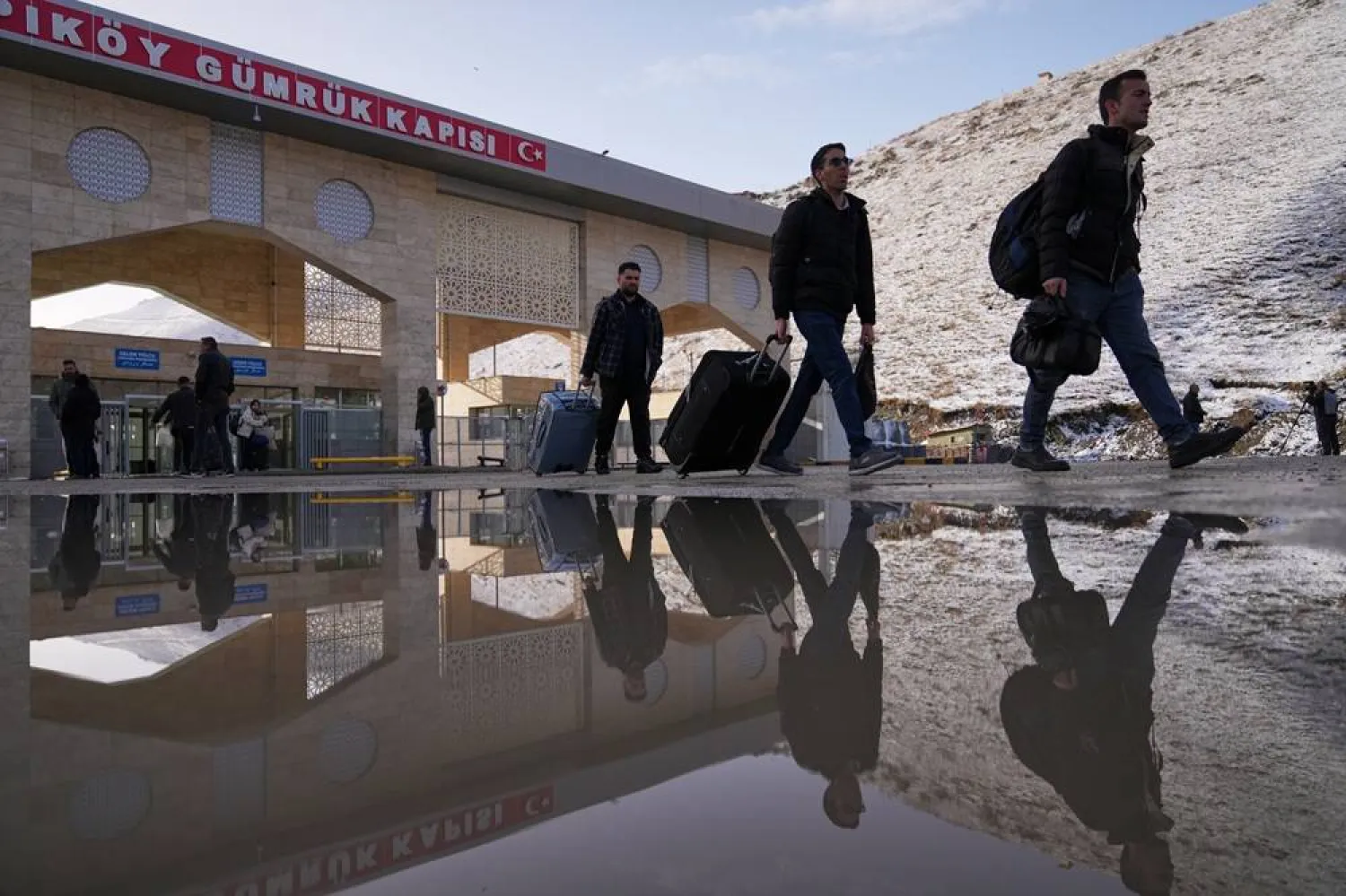 Travelers cross from Iran into Türkiye at the Kapikoy border crossing in eastern Van province, Türkiye, Saturday, April 4, 2026. (AP) 