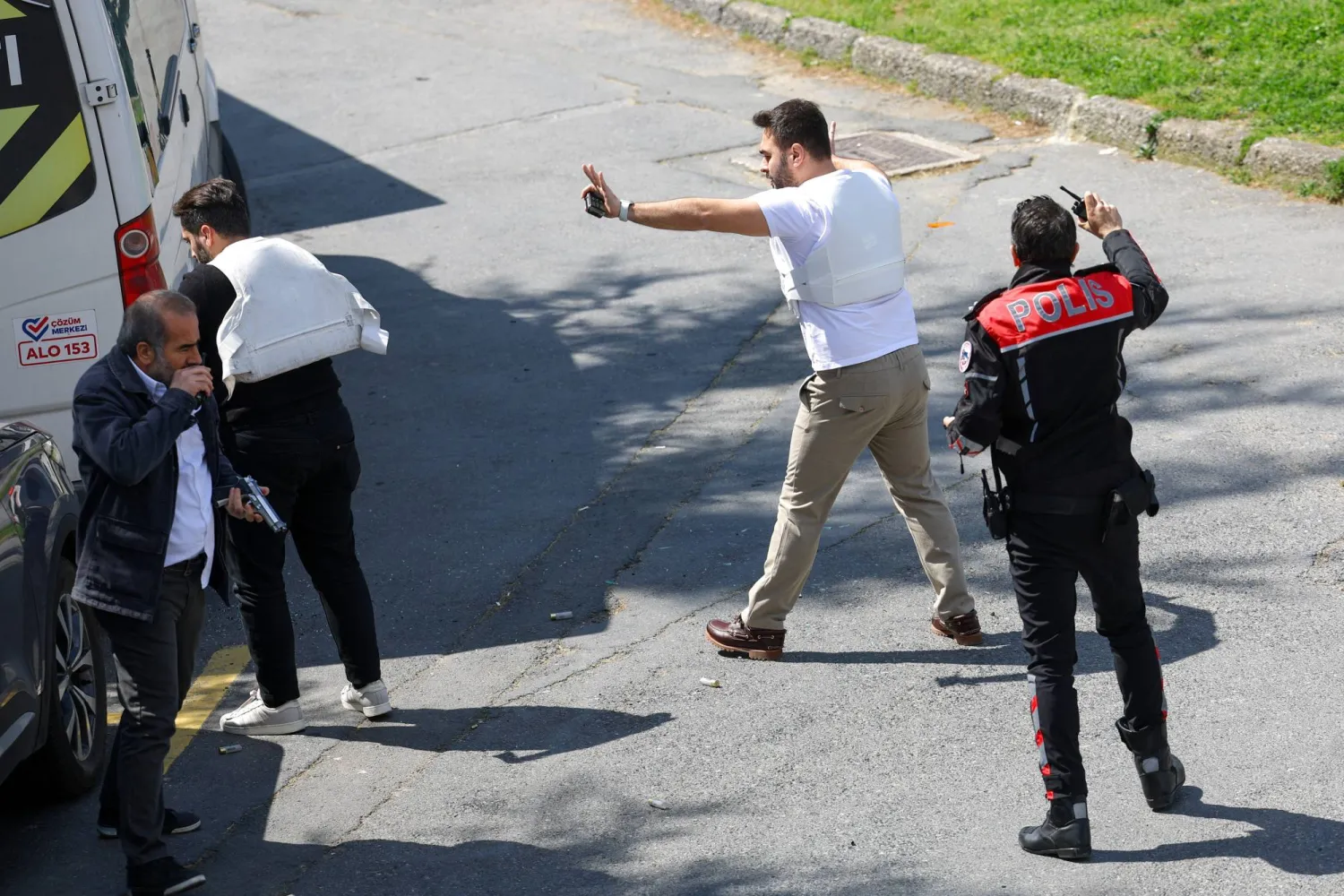 الشرطة تتدخل في موقع الحادث بعد سماع دوي إطلاق نار قرب مبنى القنصلية الإسرائيلية في تركيا (رويترز)