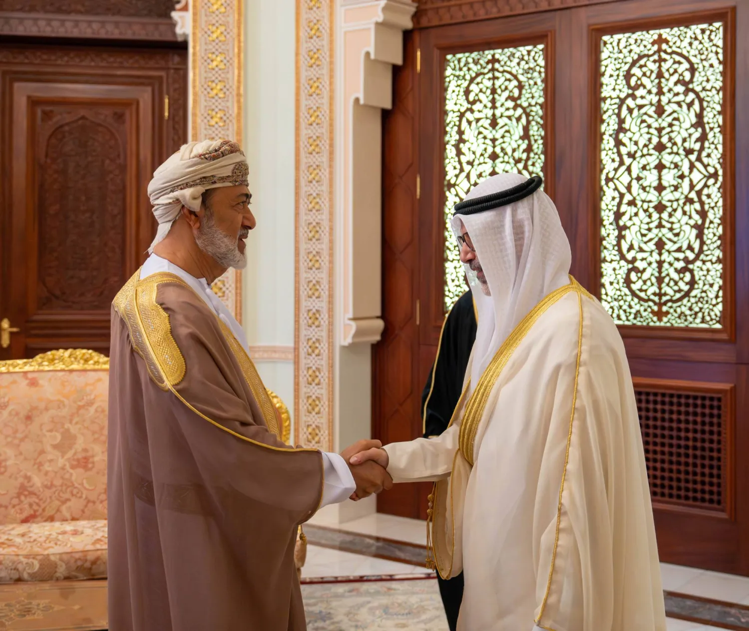 السُّلطان هيثم بن طارق سلطان عُمان لدى استقباله بقصر البركة في مسقط الشيخ جراح جابر الأحمد الصّباح وزير الخارجيّة الكويتي (العمانية)