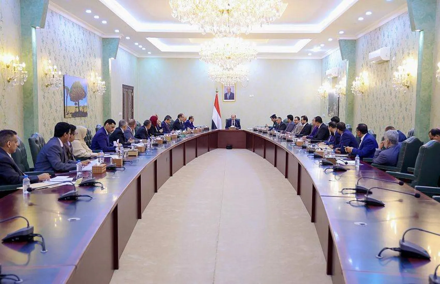 جانب من اجتماع مجلس الوزراء اليمني في عدن (إعلام حكومي)