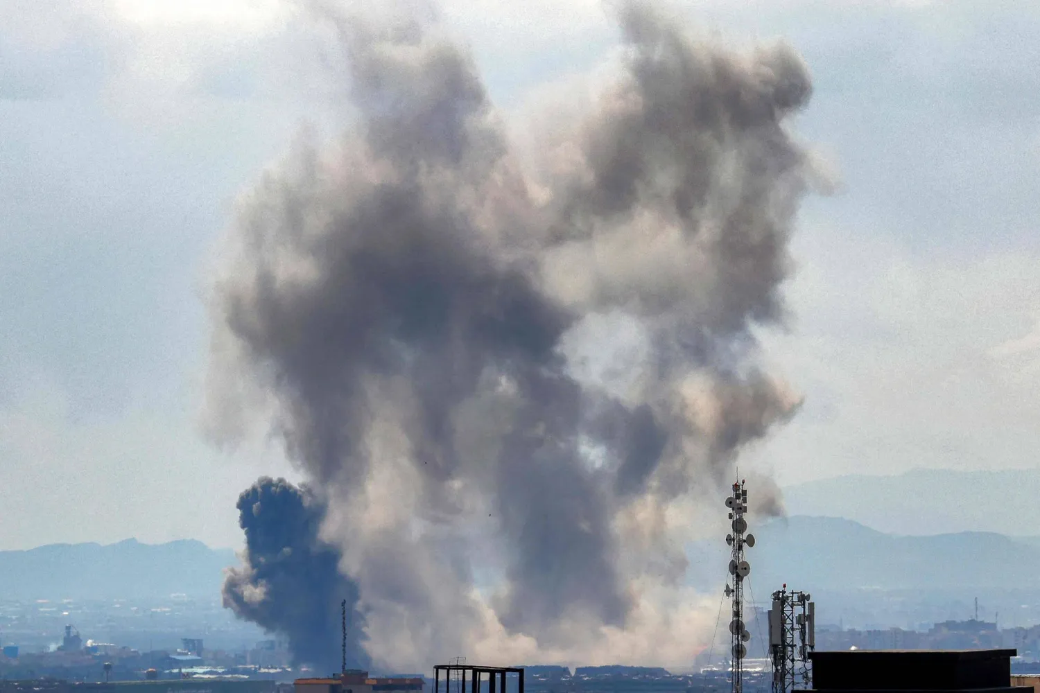 صاعد الدخان عقب الغارات الجوية على طهران الثلاثاء (أ.ف.ب)