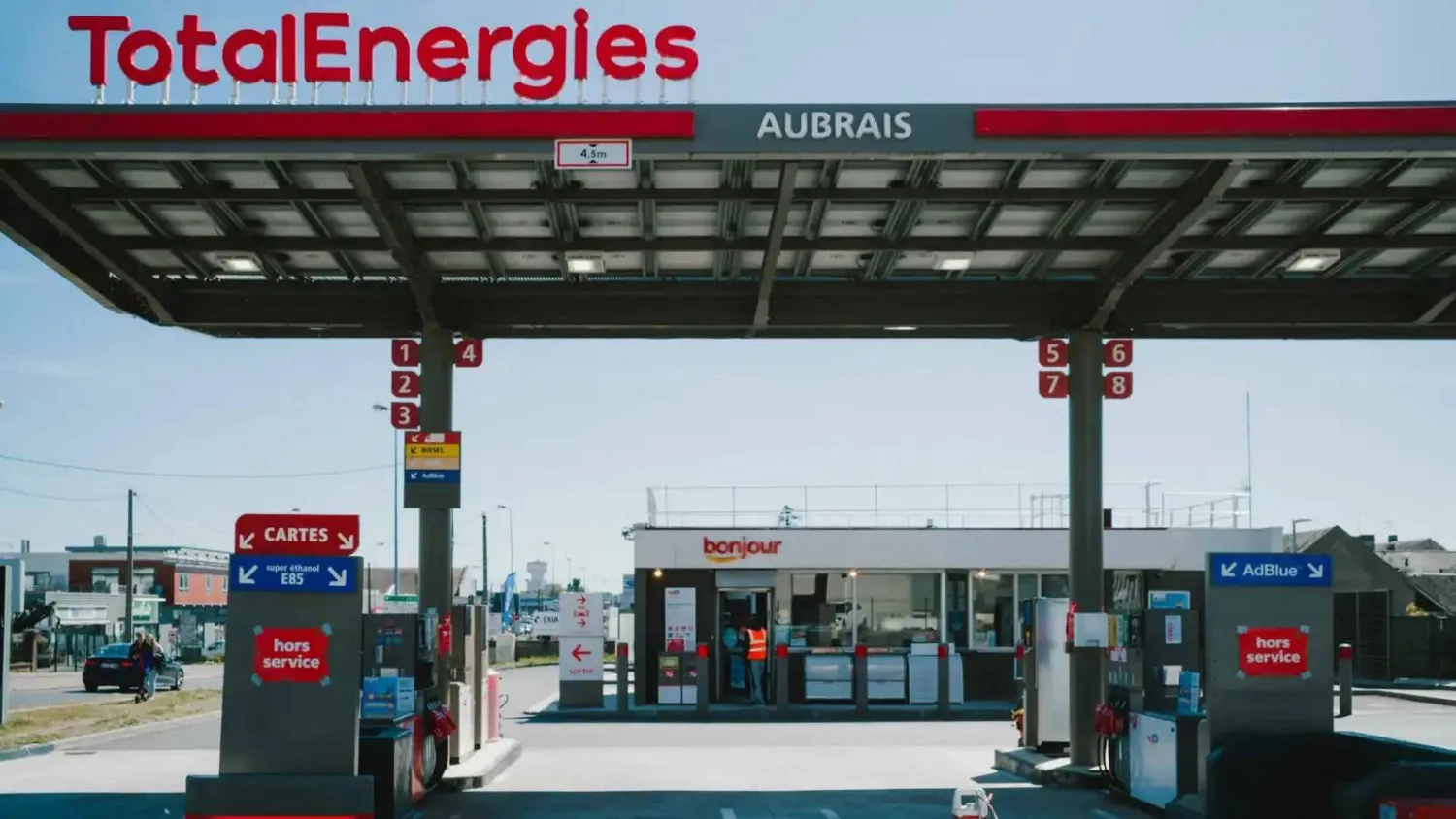 محطة وقود تابعة لـ«توتال» في فرنسا تحمل لافتة «خارج الخدمة» (أ.ف.ب)