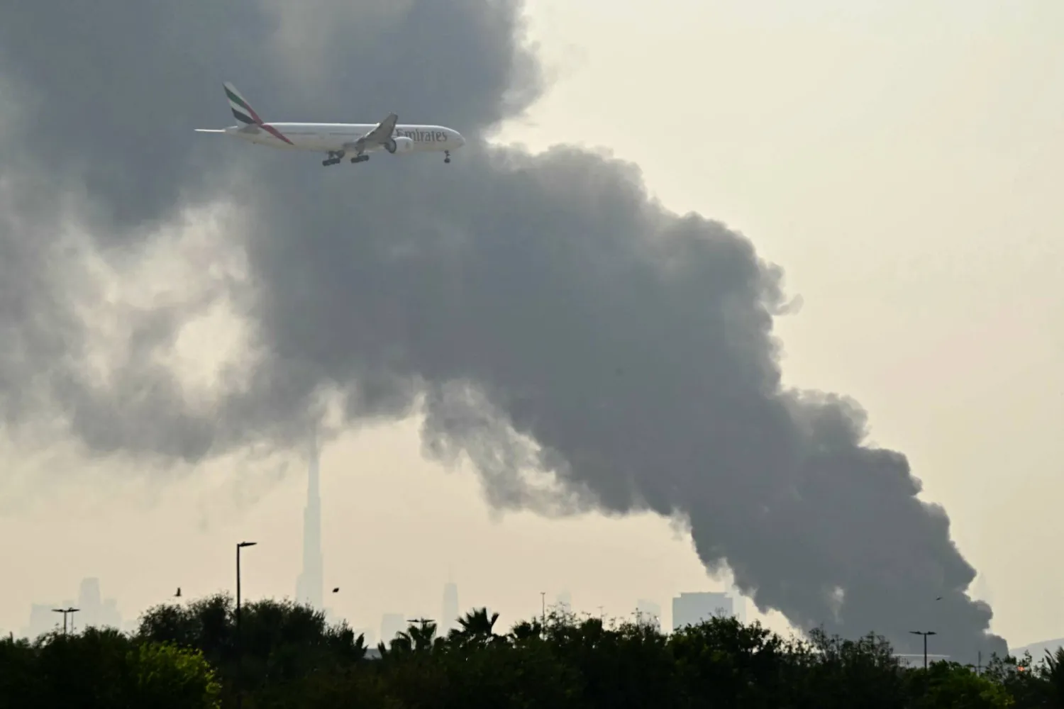 تعاملت الدفاعات الجوية الإماراتية مع صاروخ باليستي و11 طائرةً مسيّرة قادمة من إيران (أ.ف.ب)