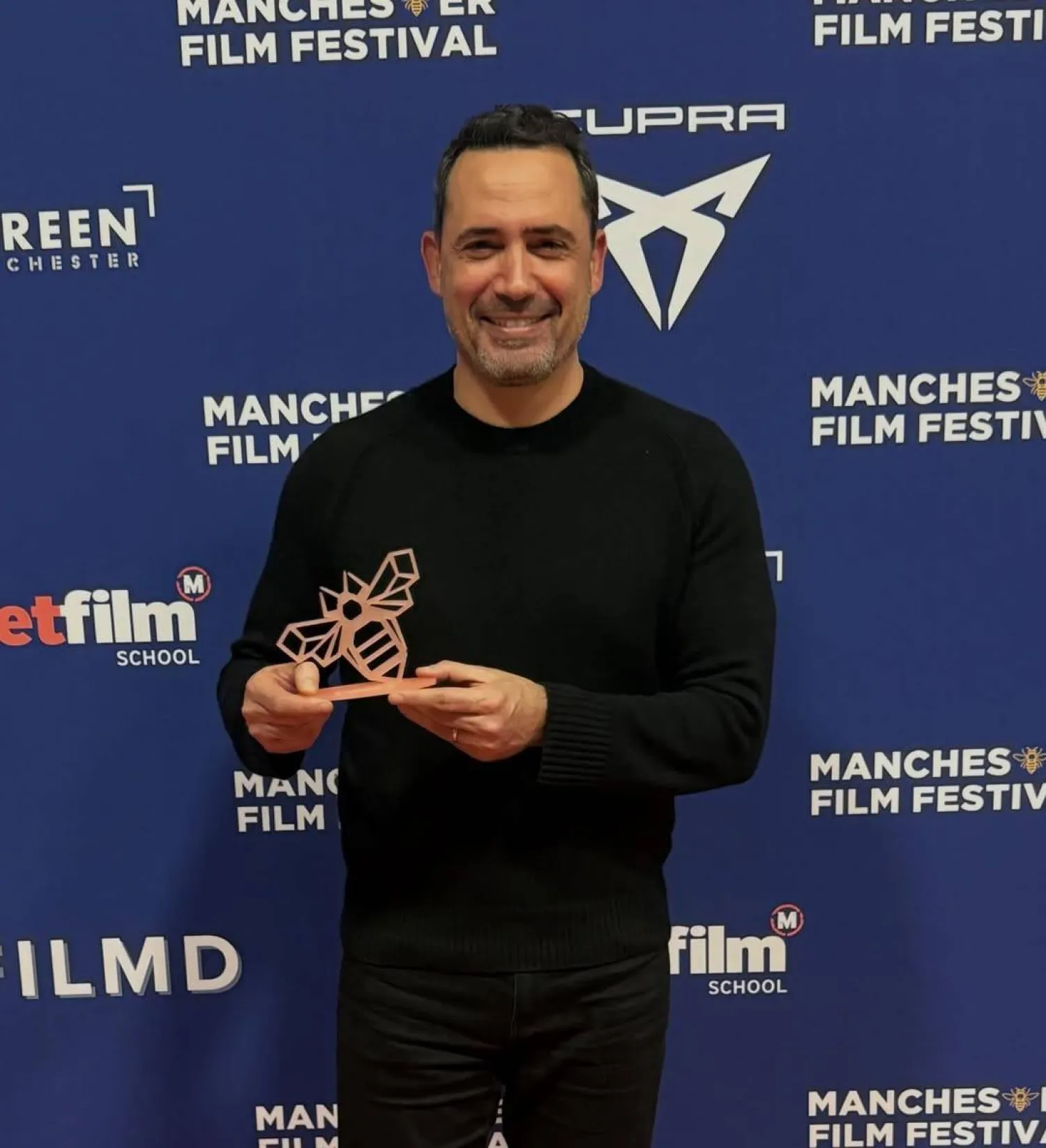 ظافر محتفلاً بجائزة أفضل مخرج في «مهرجان مانشستر السينمائي الدولي» (حسابه على إنستغرام)