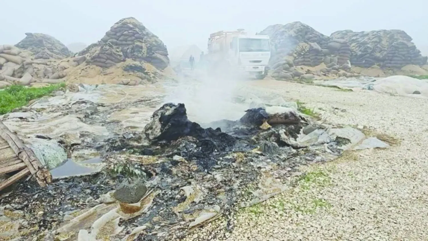 أضرار في مستودع قمح قرب قاعدة قسرك بعد إسقاط الدفاعات الأميركية مُسيَّرات انتحارية يوم 30 مارس (حساب معاون وزير الدفاع)