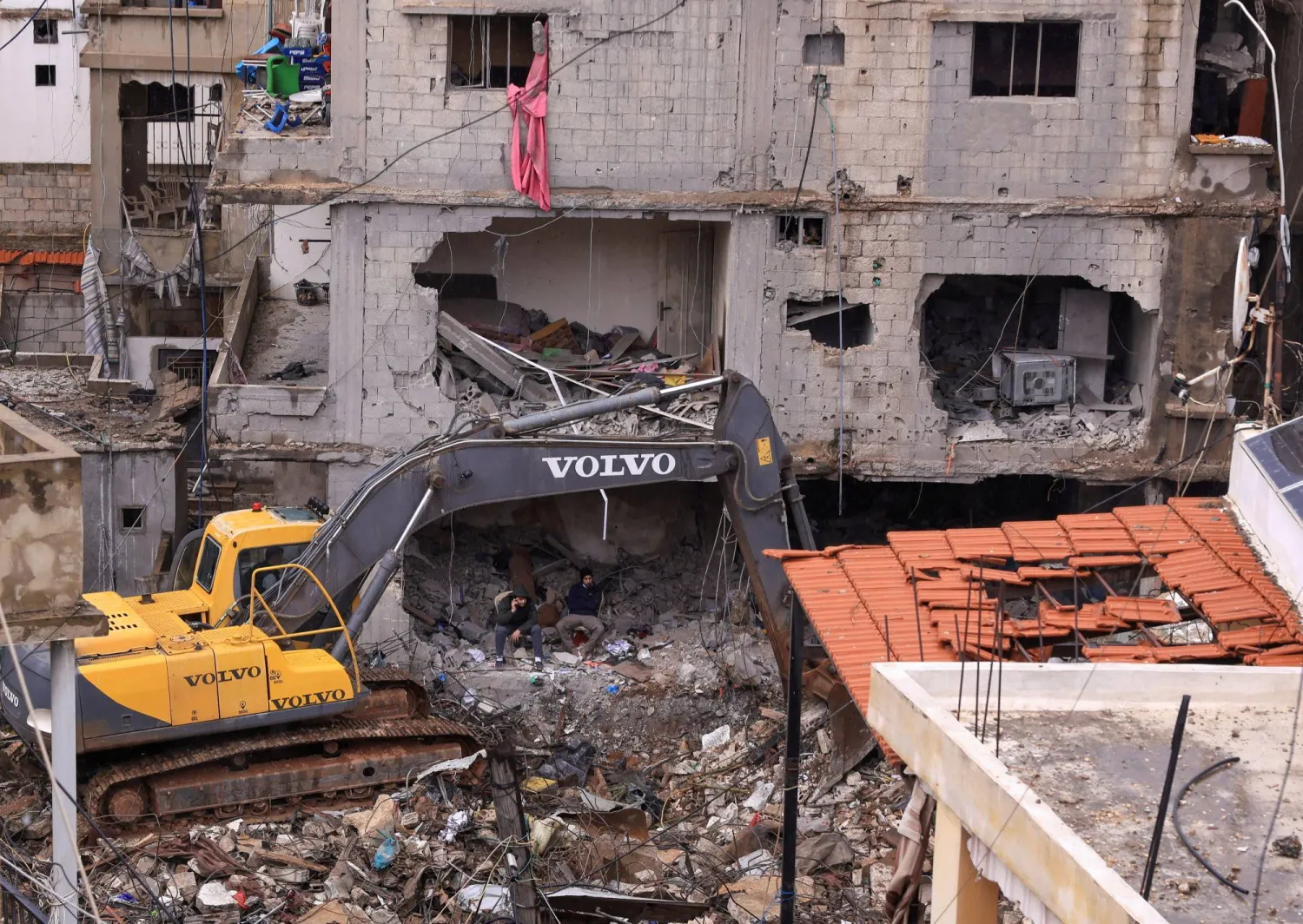 دمار ناتج عن غارة إسرائيلية استهدفت منطقة الجناح بمحيط بيروت (رويترز)