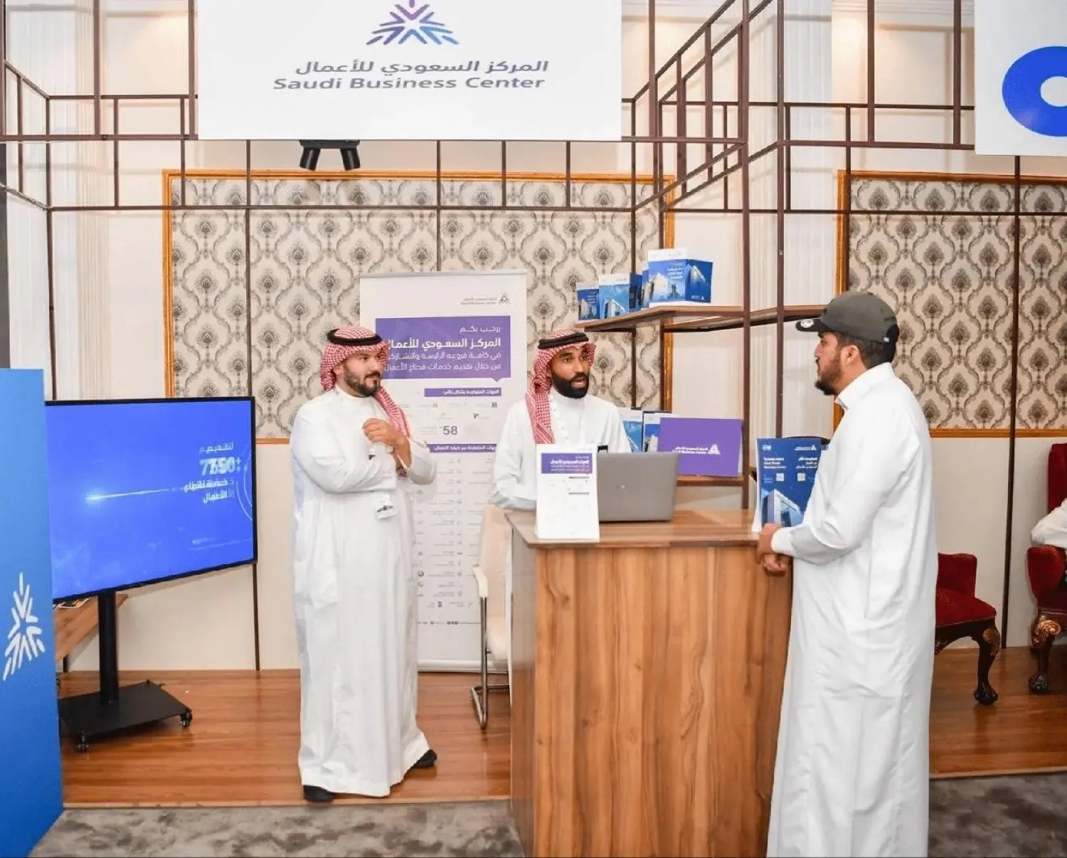 «المركز السعودي للأعمال» يقدِّم خدماته لأحد المراجعين (واس)