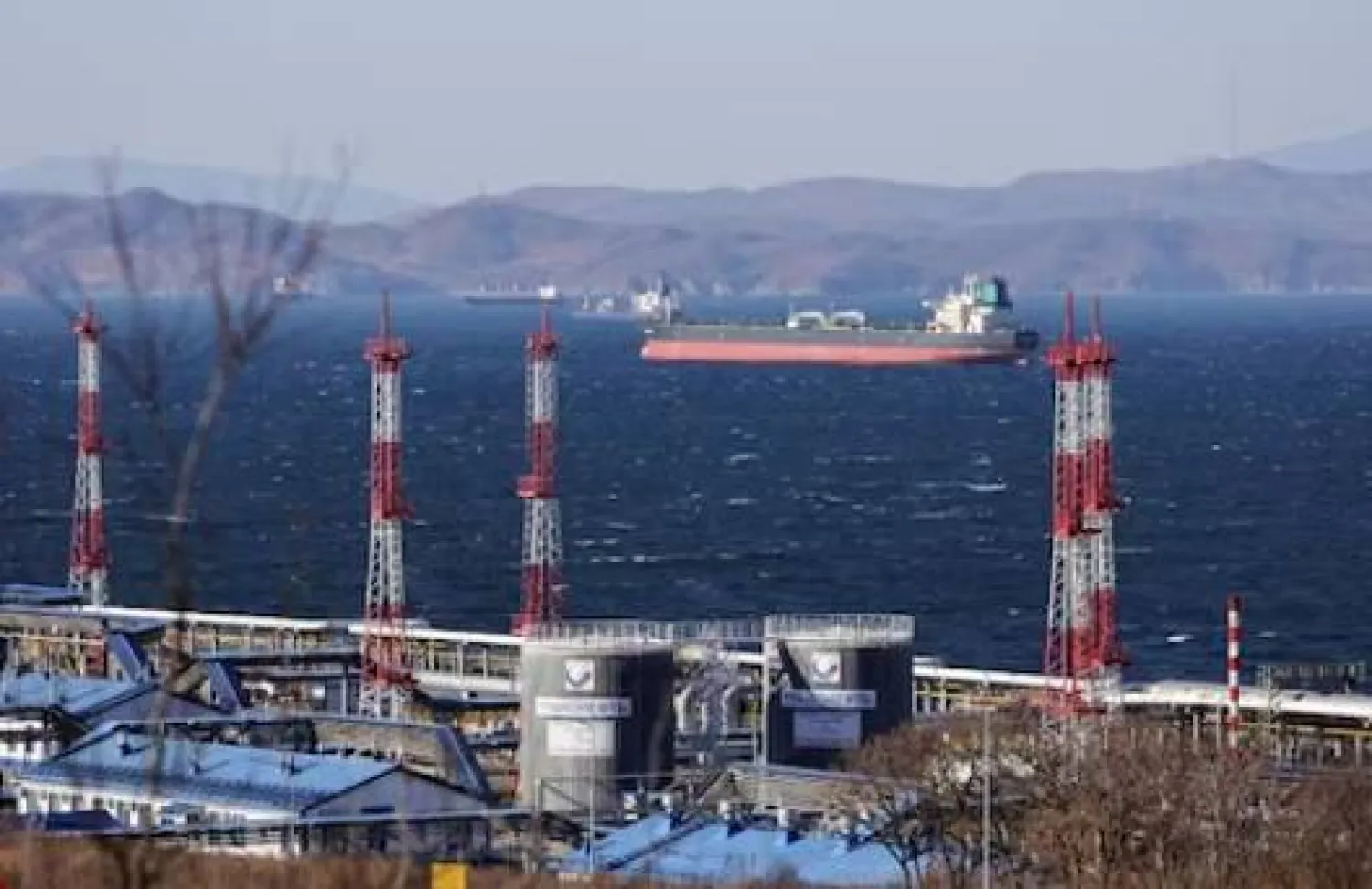 ناقلة النفط الخام «فوغا بلو مارين» راسية قرب محطة كوزمينو في خليج ناخودكا (رويترز)