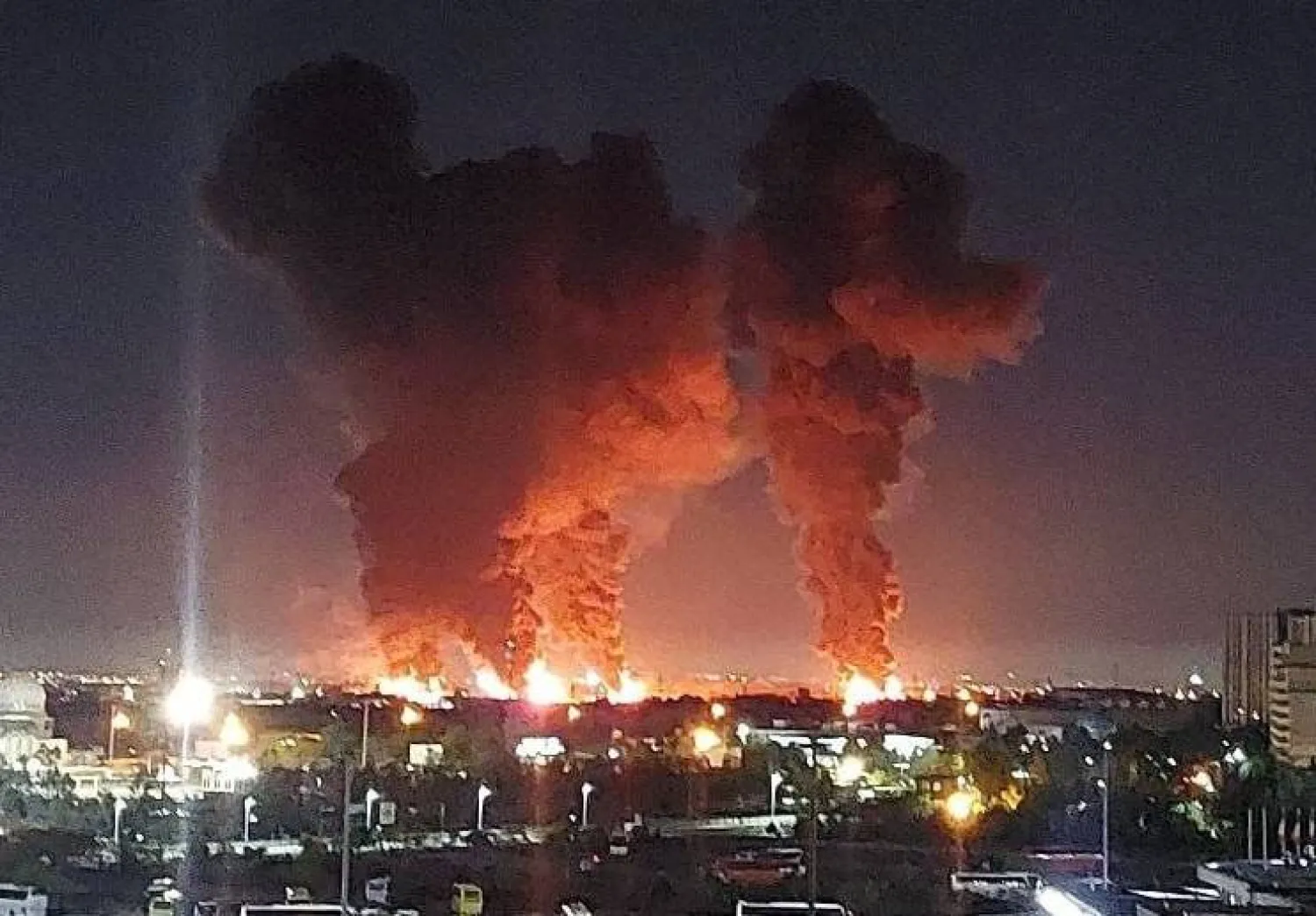 نيران وأعمدة دخان تتصاعد من مطار مهرآباد غرب طهران (شبكات التواصل)