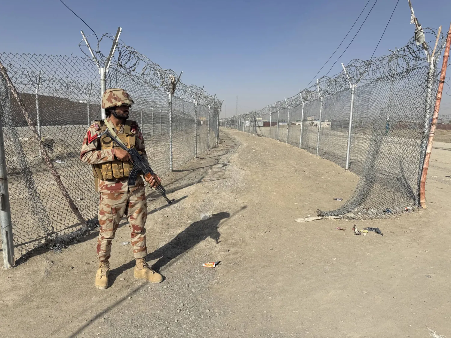 جندي باكستاني يقف حارساً عند الحدود الباكستانية - الأفغانية في تشامان بتاريخ 24 فبراير 2026 (أرشيفية - إ.ب.أ)