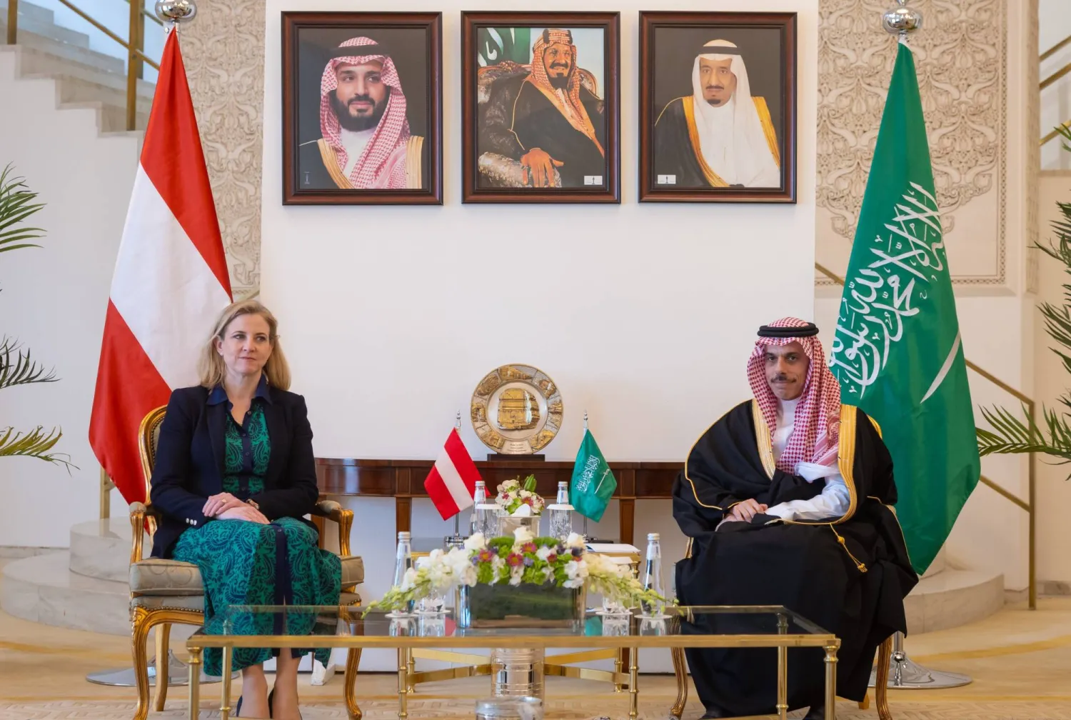 الأمير فيصل بن فرحان خلال استقباله الوزيرة بياته ماينل رايزنغر في الرياض (الخارجية السعودية)