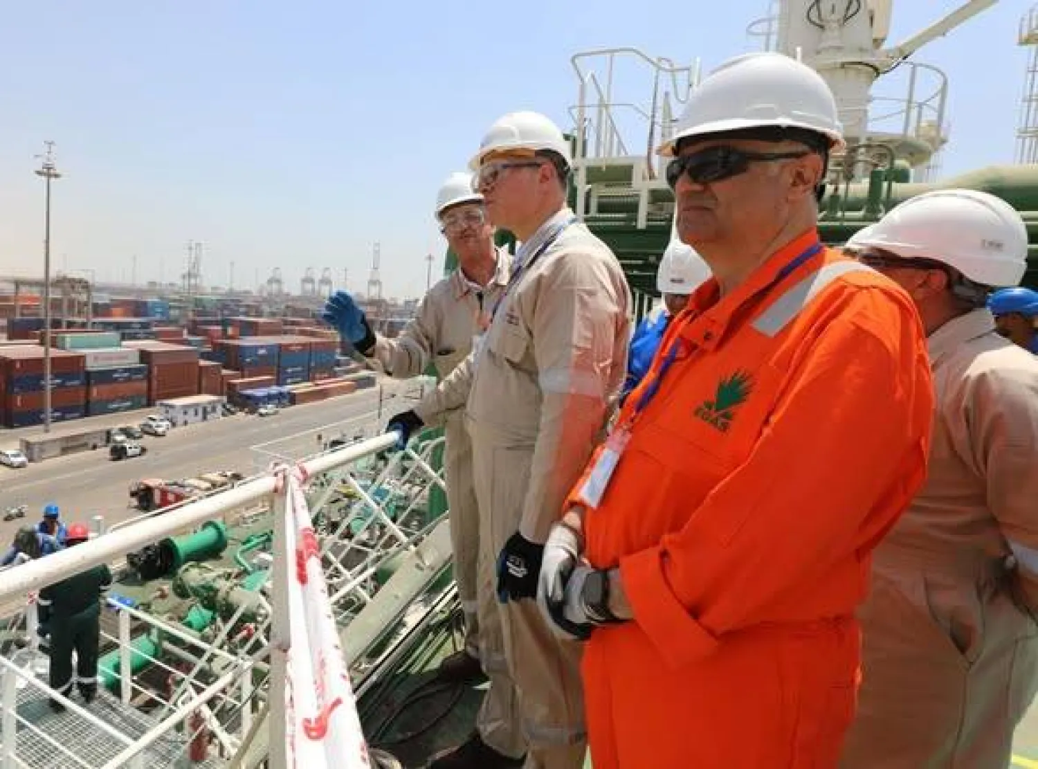وزير البترول المصري كريم بدوي في أثناء متابعته تجهيز إحدى سفن التغييز (وزارة البترول)