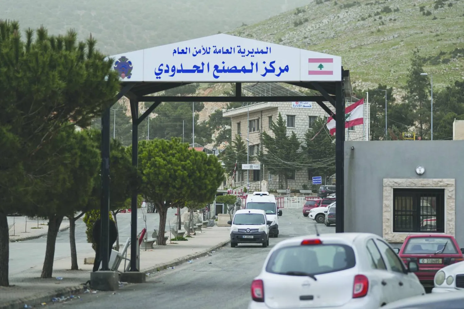 السلطات اللبنانية أخلت مراكز الأمن العام في نقطة المصنع الحدودية مع سوريا (أ.ب)