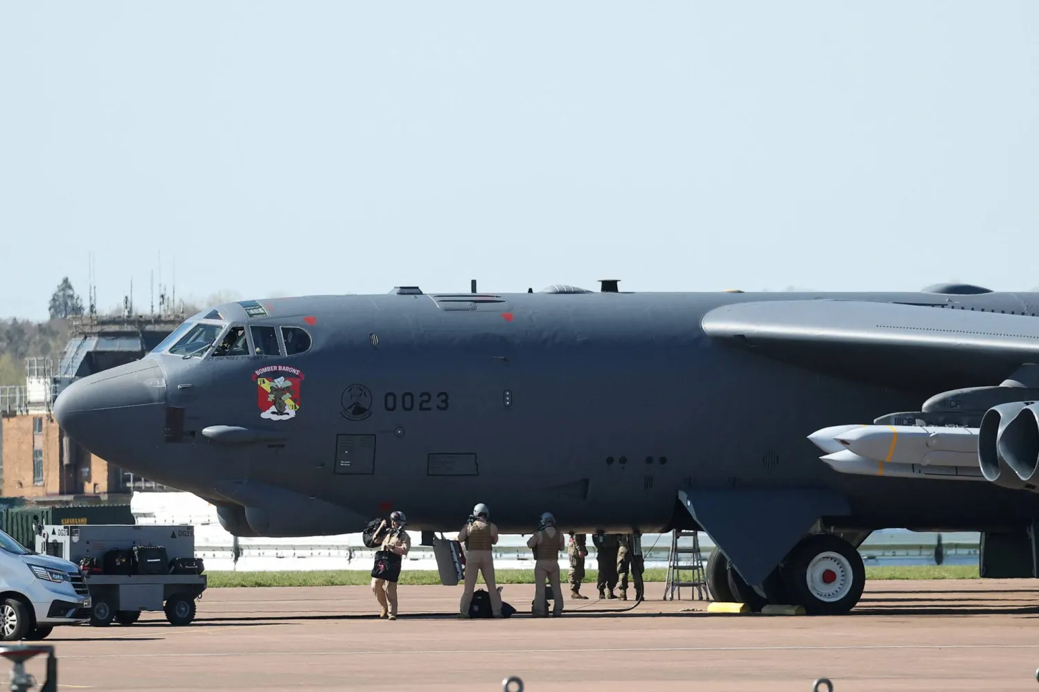 أفراد من سلاح الجو الأميركي بجوار قاذفة من طراز B - 52 المحمّلة بالذخائر على الأجنحة في قاعدة RAF Fairford الجوية في 7 أبريل 2026 (رويترز)