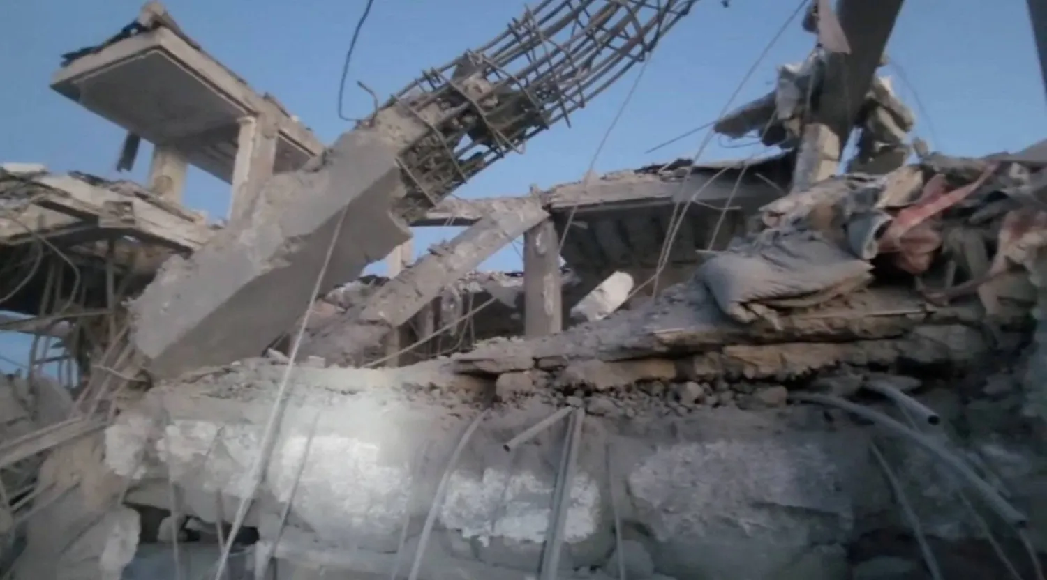 أضرار لحقت بالممتلكات بسبب غارات على مدينة بارديس بمحافظة طهران في إيران يوم 7 أبريل (رويترز)