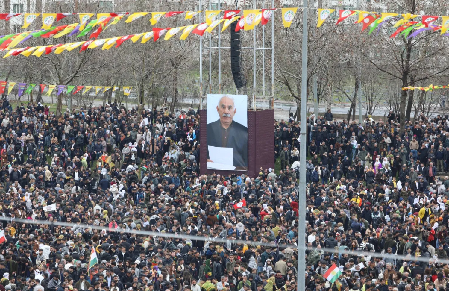 آلاف الأكراد طالبوا بتسريع عملية السلام وإطلاق سراح زعيم «حزب العمال الكردستاني» عبد الله أوجلان... خلال احتفالات عيد النوروز في 21 مارس الماضي (حساب حزب الديمقراطية والمساواة للشعوب على إكس)