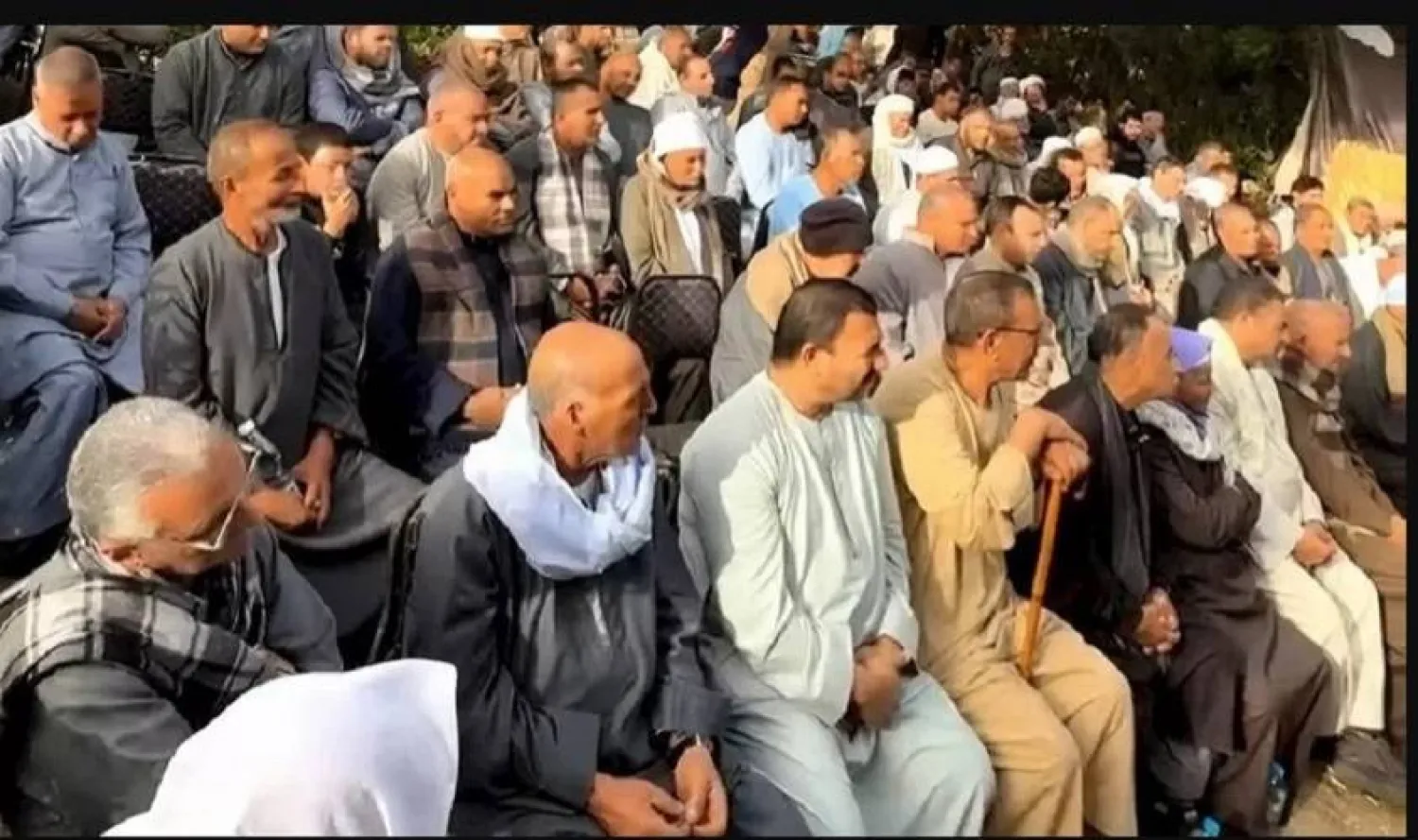 أهالي قرية البسقلون بصعيد مصر خلال التوقيع على وثيقة «تيسير الزواج» (فيسبوك)