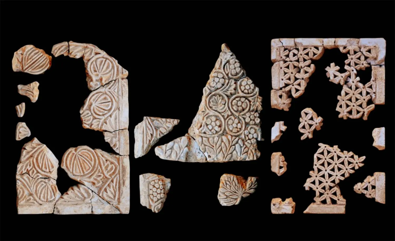 3 ألواح زخرفية من الجص المنحوت مصدرها موقع «قصر الحير الشرقي» في البادية السورية