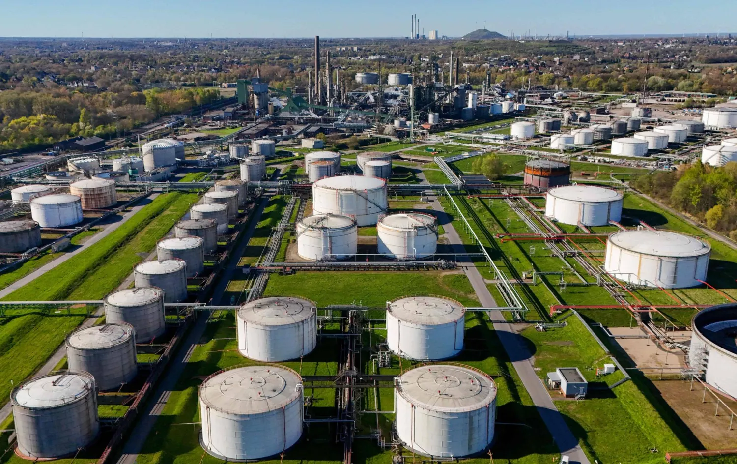 مستودع وقود غرب ألمانيا (أ.ف.ب)