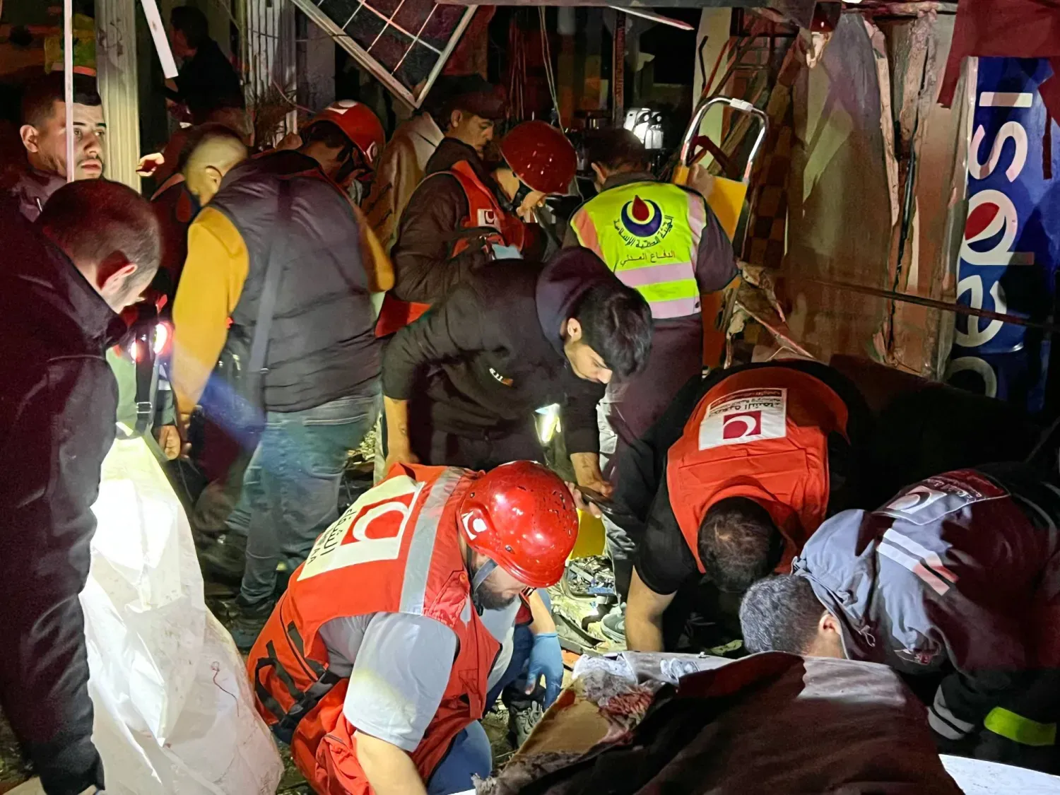 Güney Lübnan'ın Sayda kentine düzenlenen İsrail saldırısının olduğu yerde kurtarma ekipleri (AFP)
