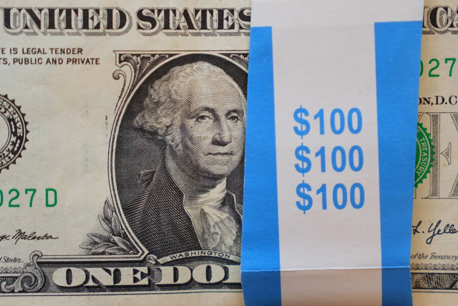 صورة لجورج واشنطن معروضة على كومة من الأوراق النقدية الأميركية من فئة الدولار الواحد في دالاس (أ.ب)