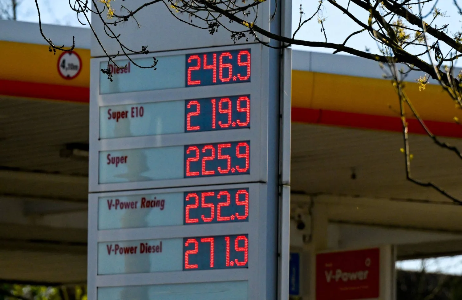 شاشة رقمية تعرض سعر البنزين في محطة وقود في دورتموند، غرب ألمانيا (أ.ف.ب)